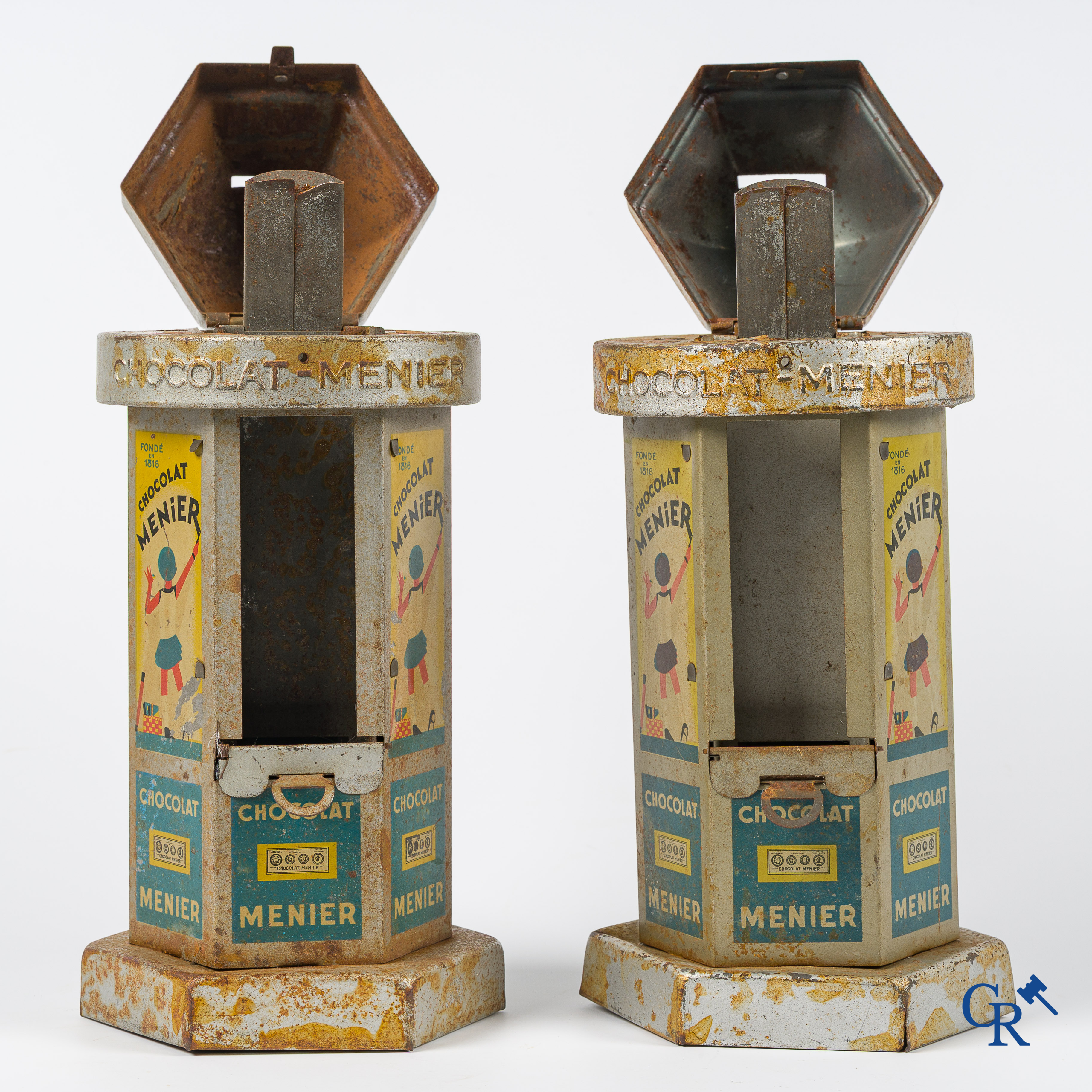 Chocolat Menier. 2 kioskvormige spaarpotten of automaten voor chocoladerepen van Menier. Jaren '30-'40.
