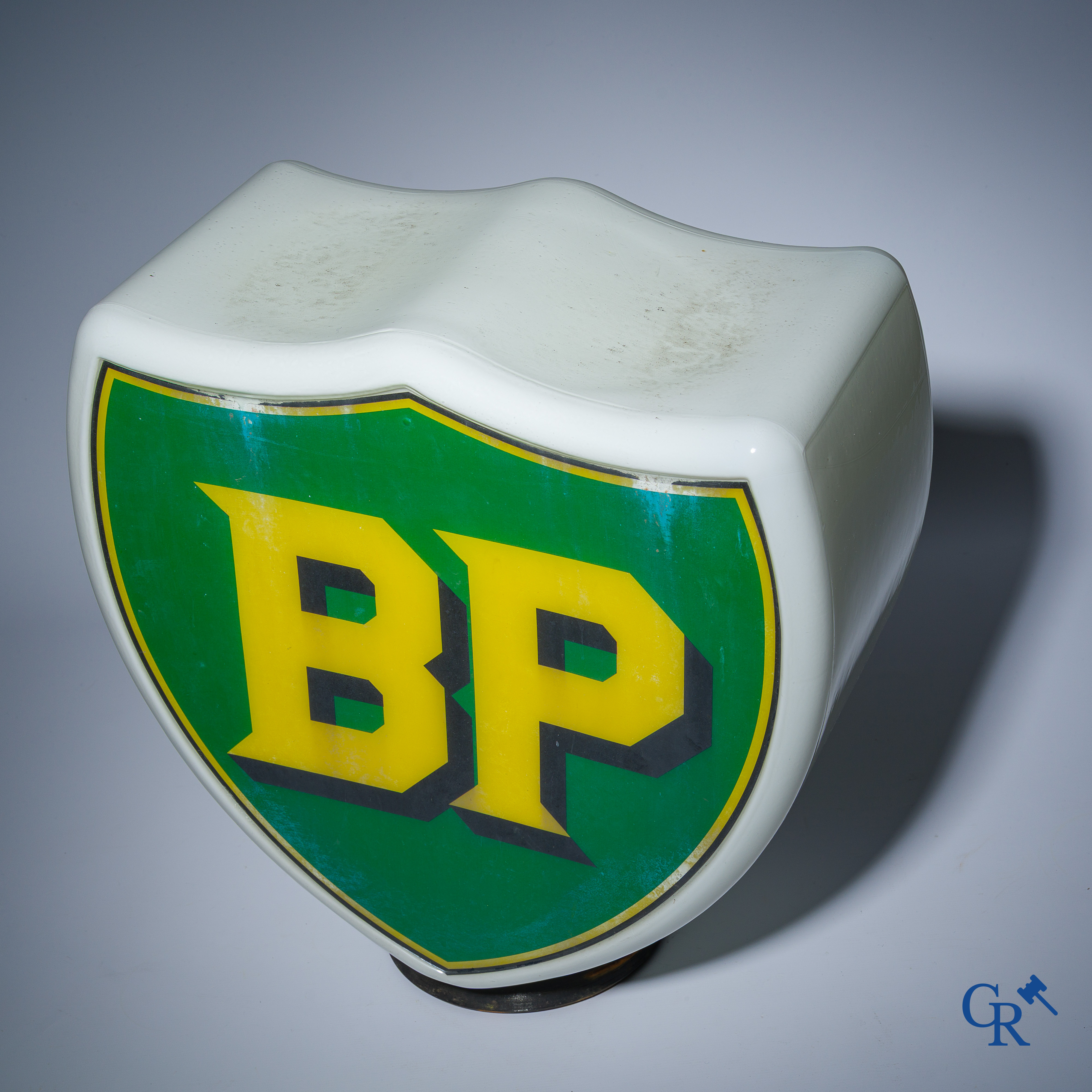 Automobilia, BP. Originele verlichtingsglobe in witte opaline voor een benzinepomp. Jaren '40.