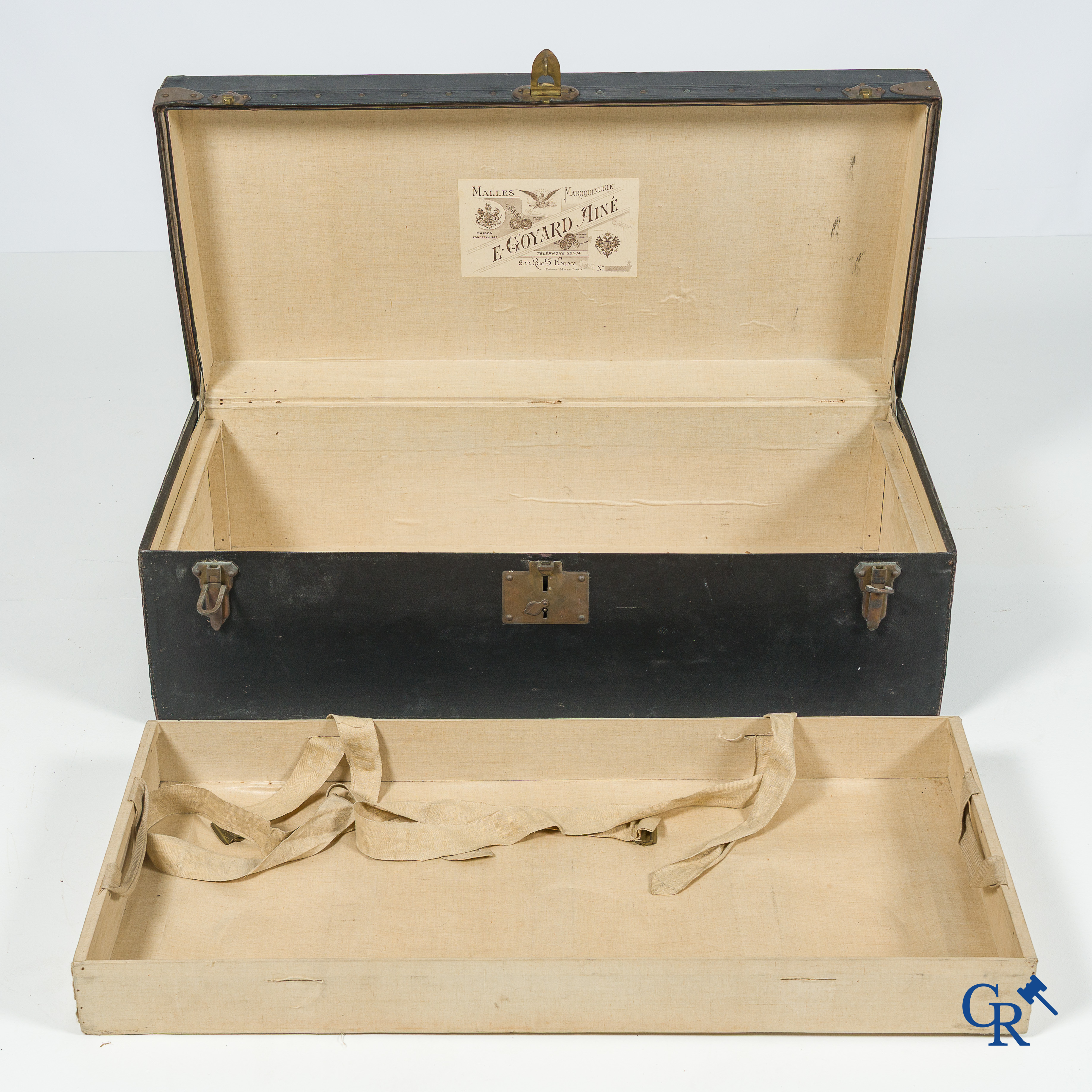 Malles Goyard, 233 Rue Saint Honoré, Paris. 2 Autokoffers in zwart leder. Circa 1930.