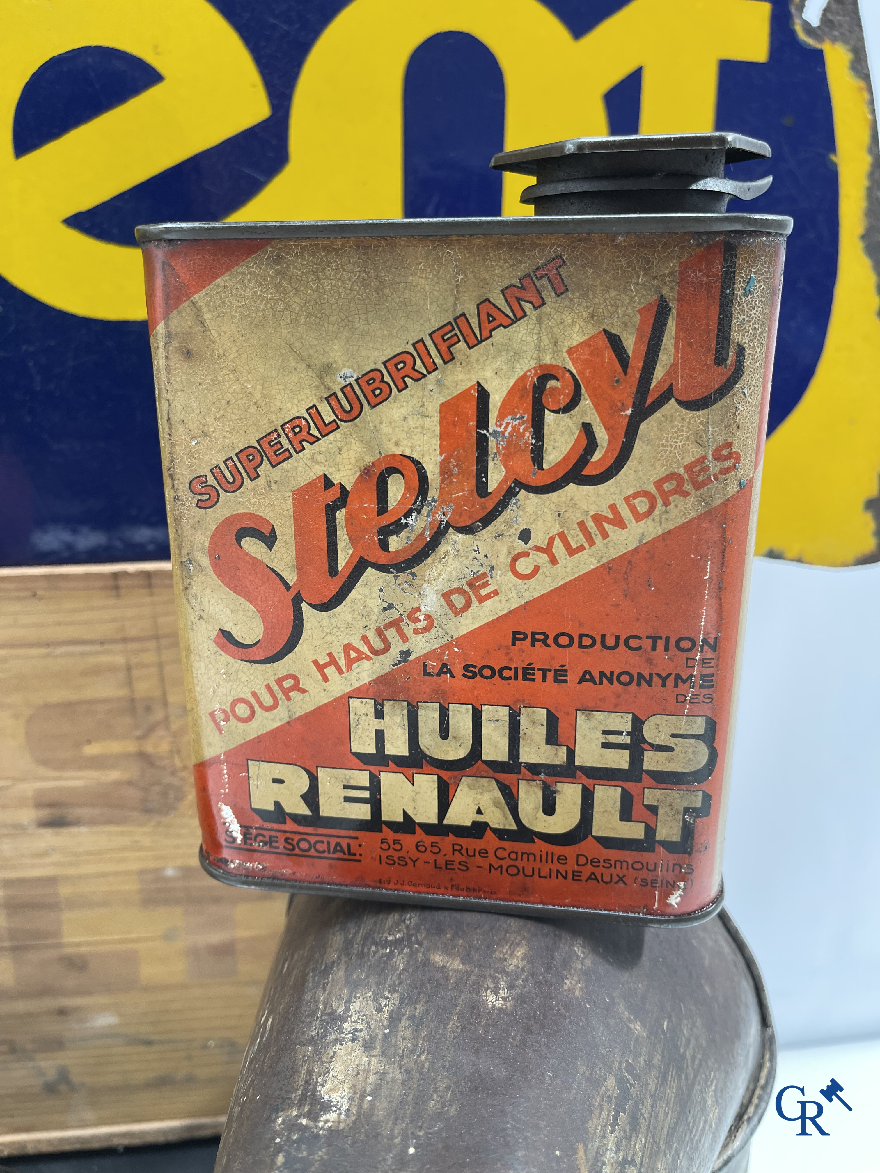 Automobilia, Lot avec une plaque émaillée publicitaire Peugeot, des bidons d'huile et une caisse en bois Huiles Renault.