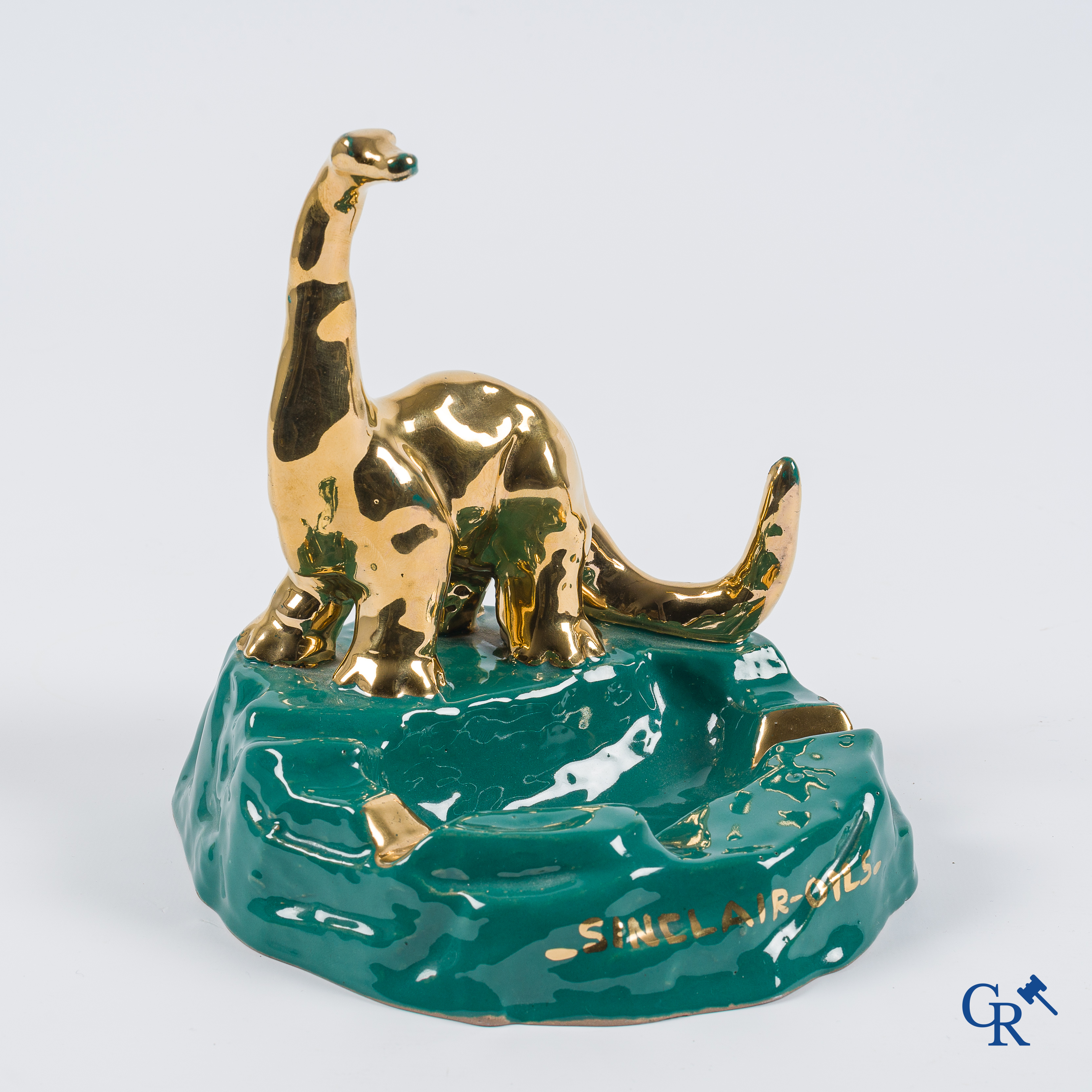 Sinclair. Publiciteitsasbak met een dinosaurus in geëmailleerde faience voor de Sinclair Oil Corporation. 50'er jaren.