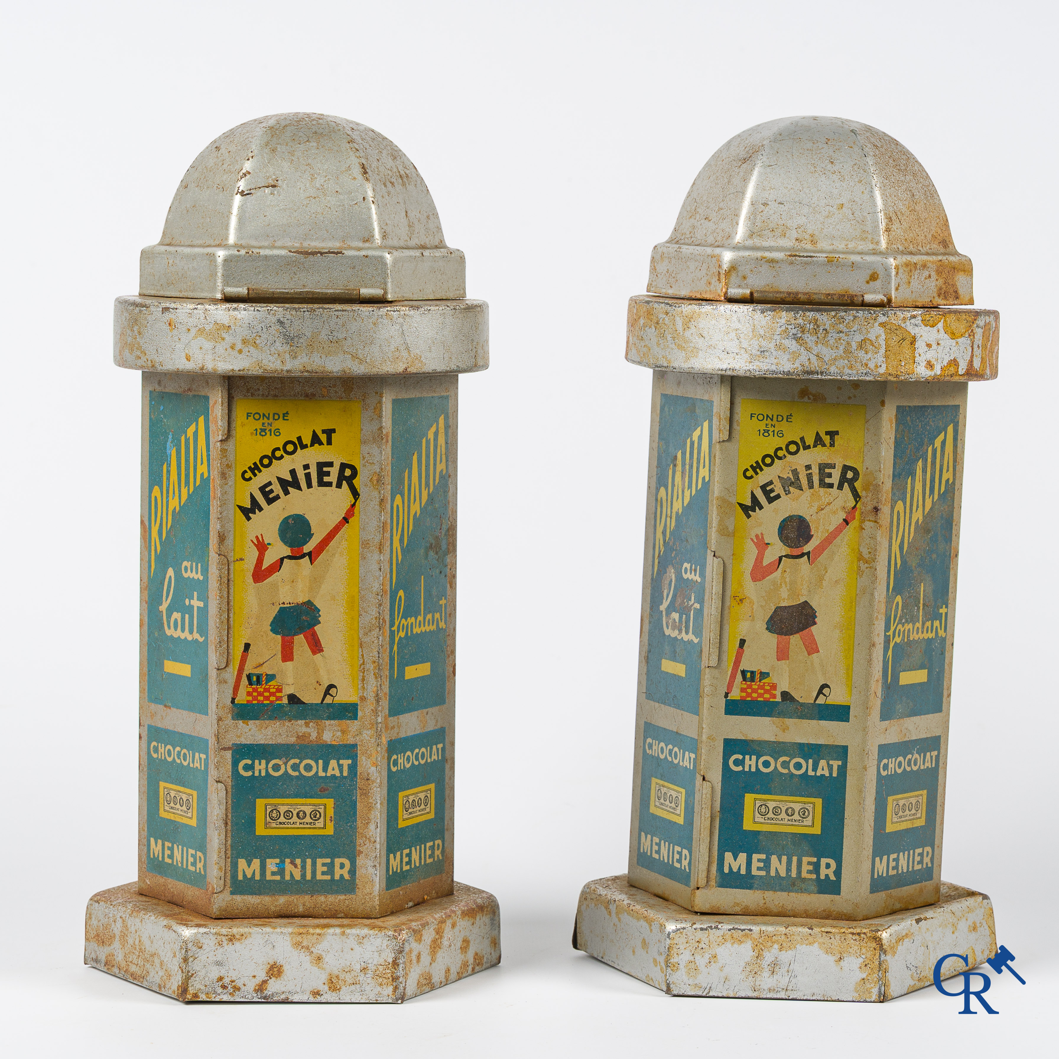Chocolat Menier. 2 kioskvormige spaarpotten of automaten voor chocoladerepen van Menier. Jaren '30-'40.