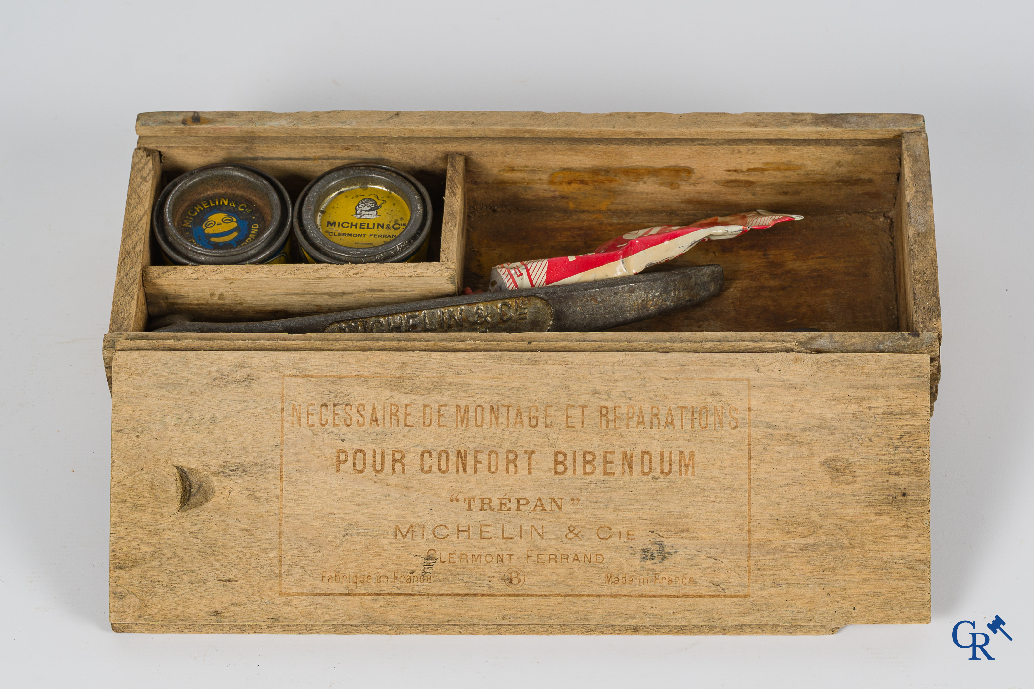 Automobilia. Michelin. Een vroege reparatiekit "Trépan" en een mooi lot blikdozen. Circa 1910-1930.