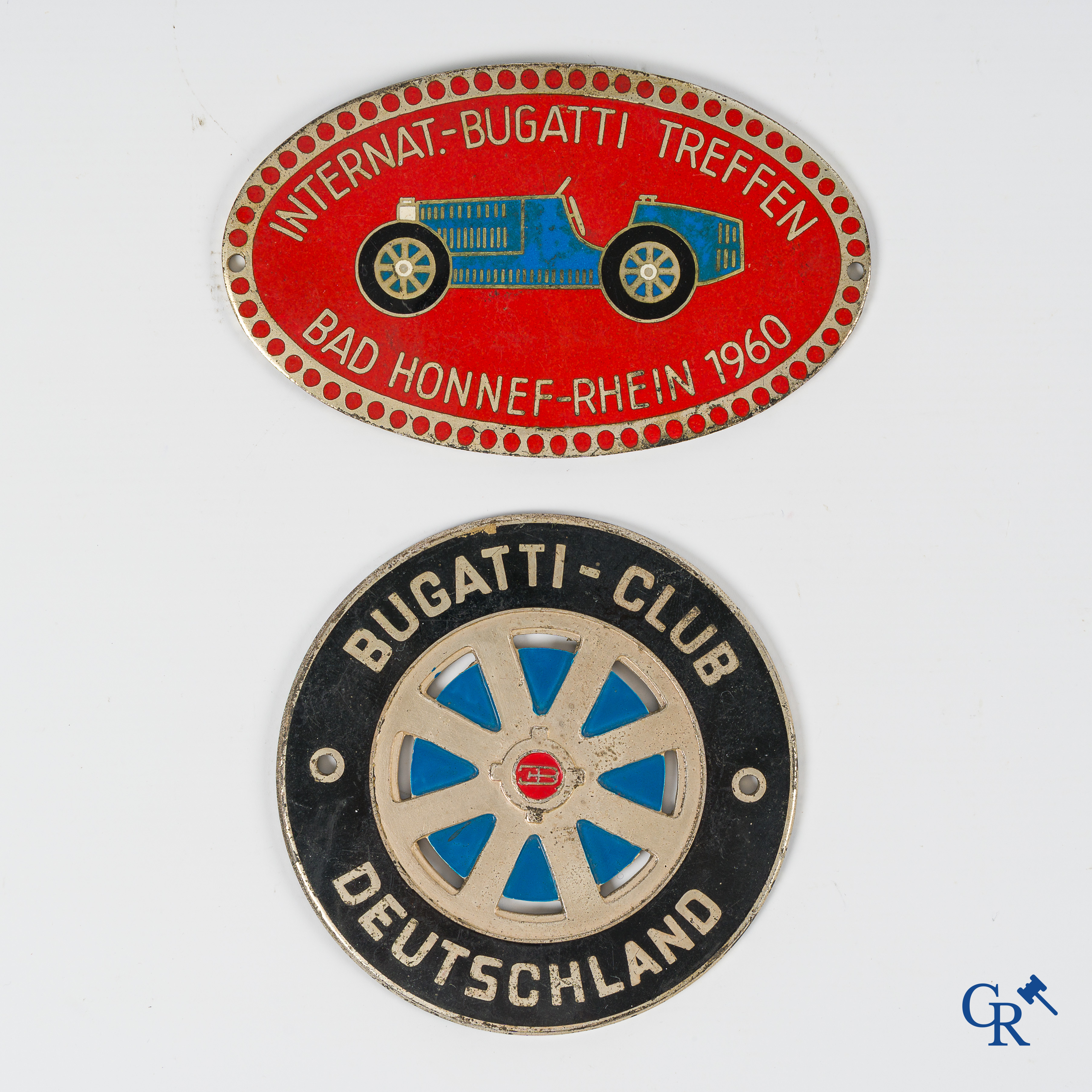 Bugatti, 2 originele Bugatti-club badges of grille tekens. Gemerkt F. Hofstätter, Bonn. Circa 1960.