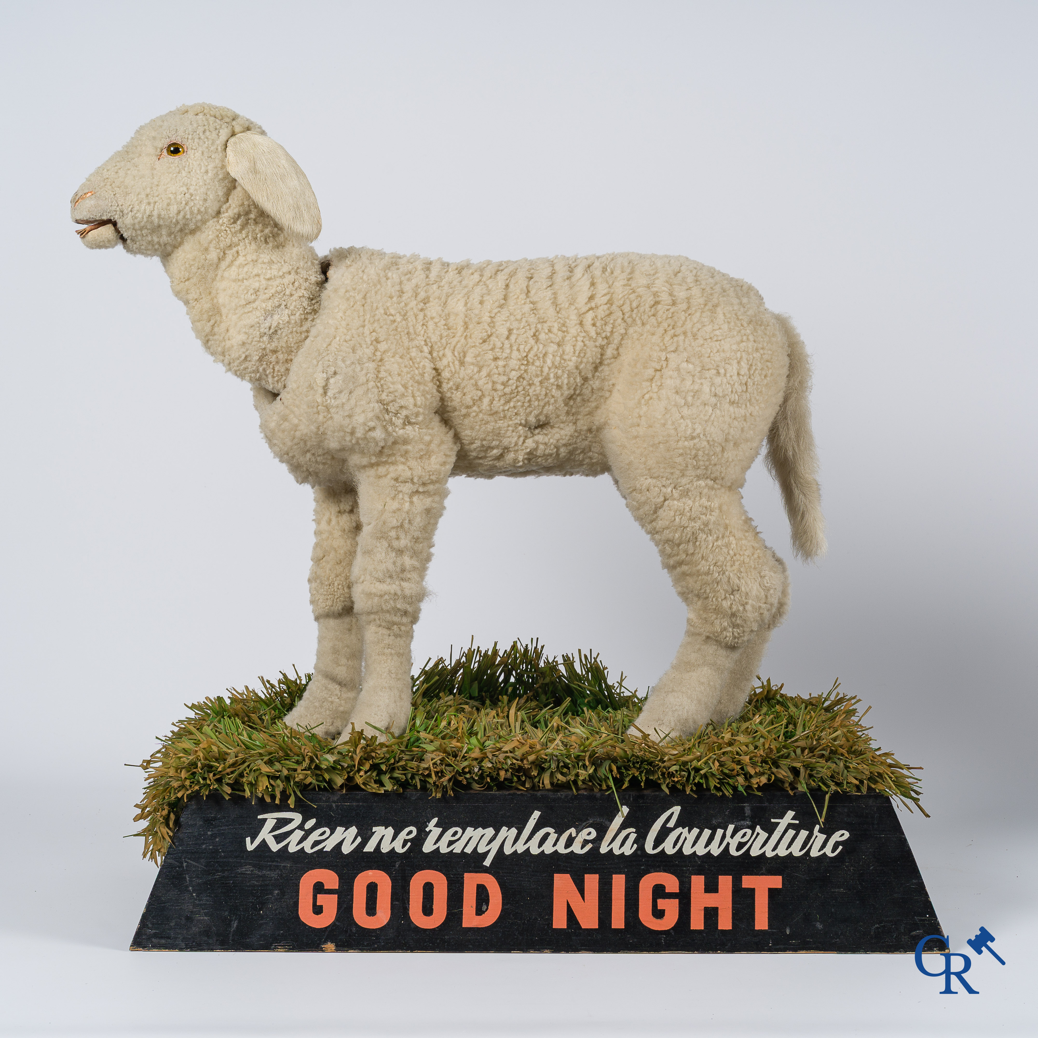 Geheel van 2 vitrine publiciteitsautomaten voor het merk Good Night. Mechaniek met opwindsysteem. Circa 1930.