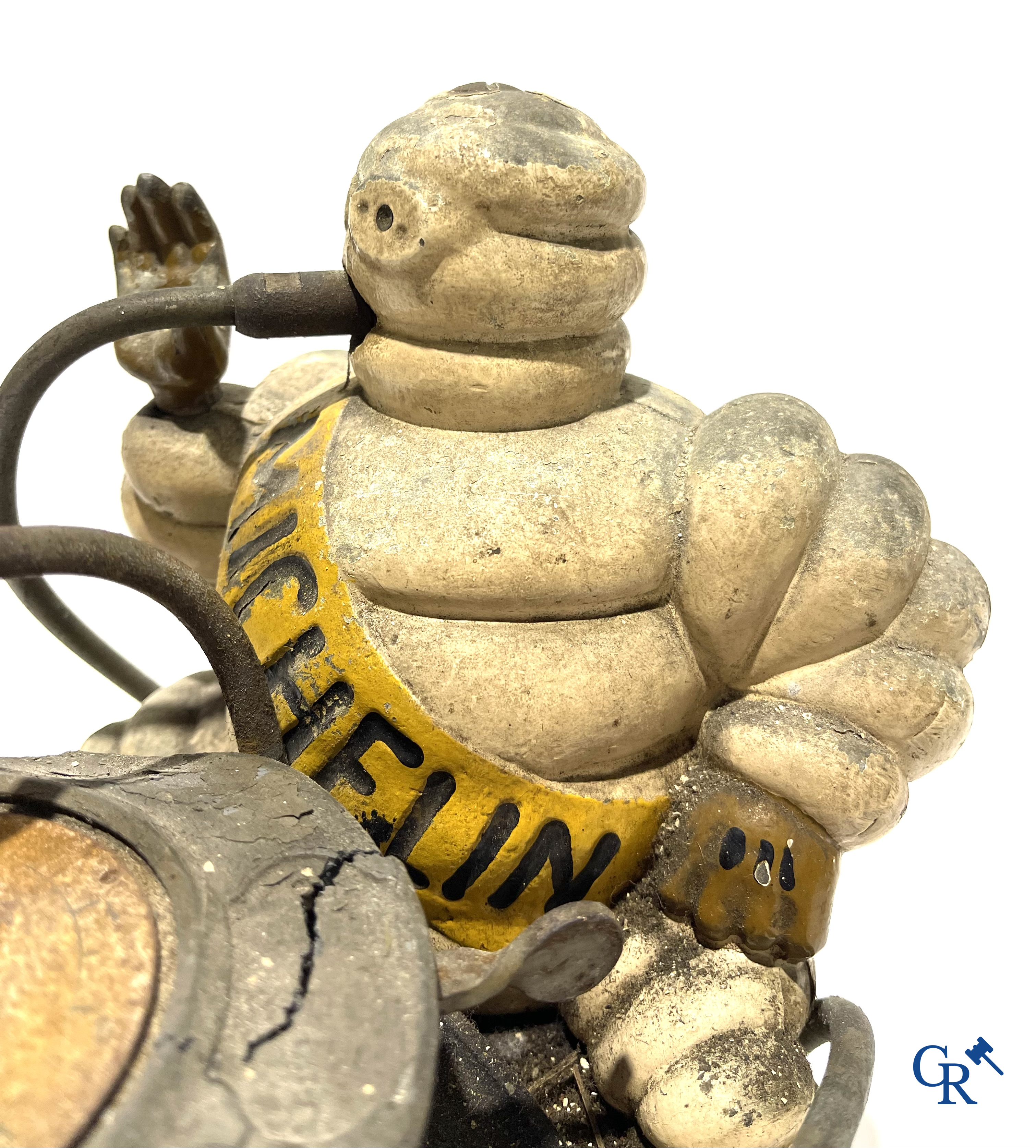 Michelin. Gonfleur met Bibendum in polychroom gietijzer. Compresseur Luchard n°9267. Moteur Paris-Rhône. Circa 1930.