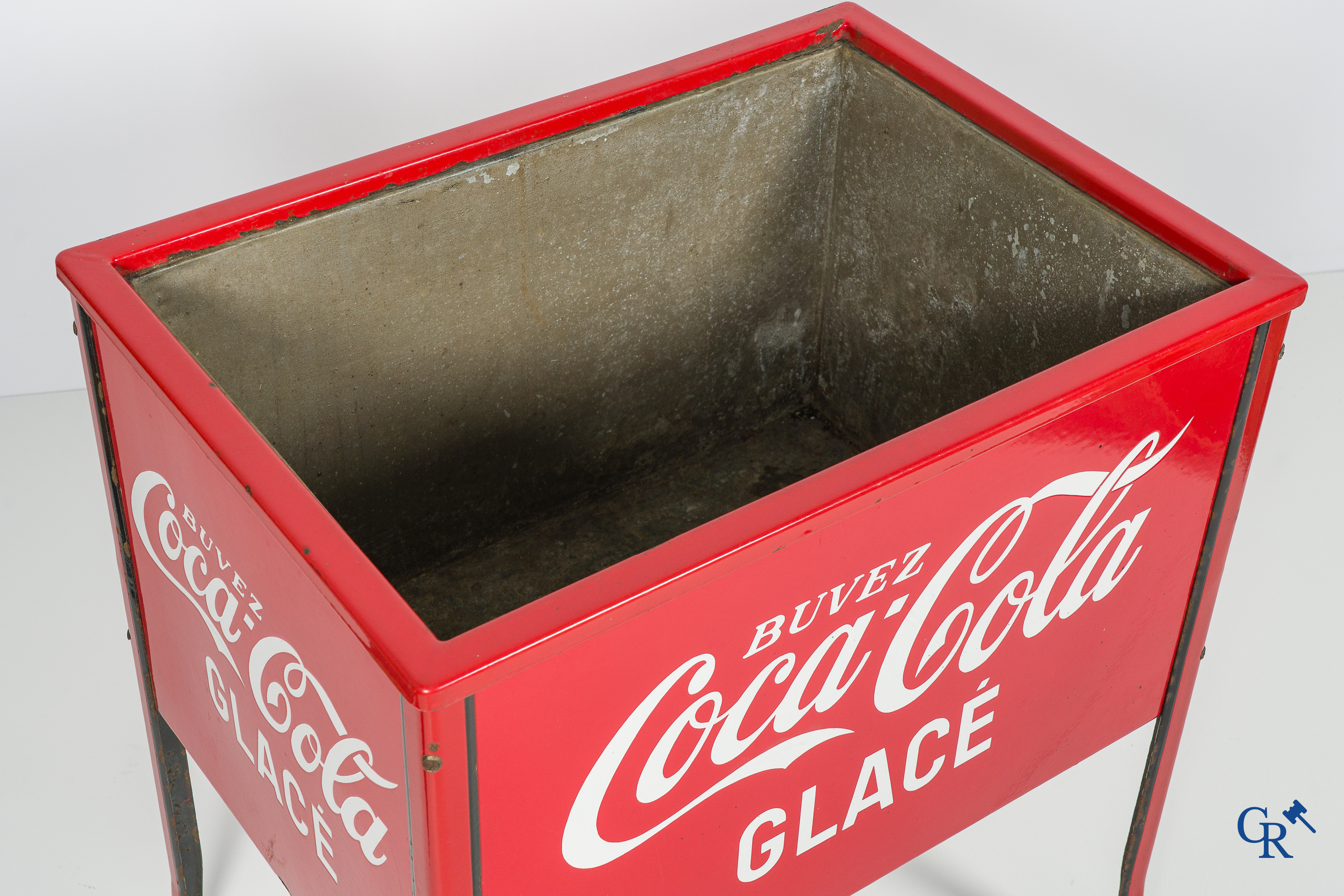 Coca-Cola. Zeldzame ijskoeler in geëmailleerd metaal. Belgische makelij, circa 1940-1950.