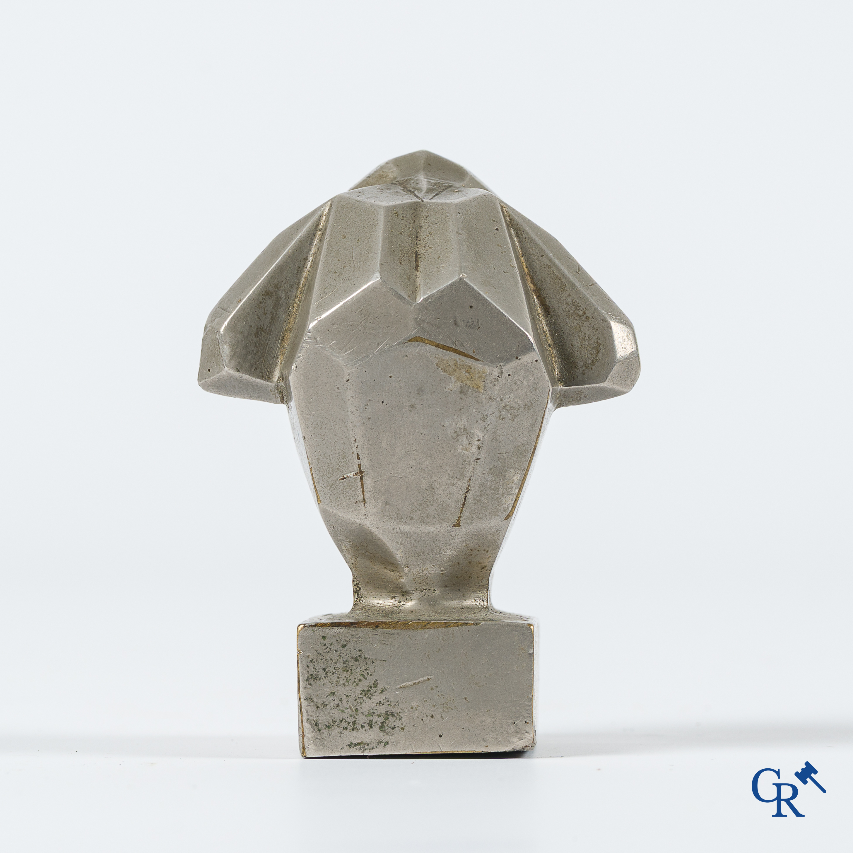 Automobilia. Art Deco gestileerde "Aap" automascotte in verzilverd brons. Ontwerp van Casimir Brau. Jaren '20.