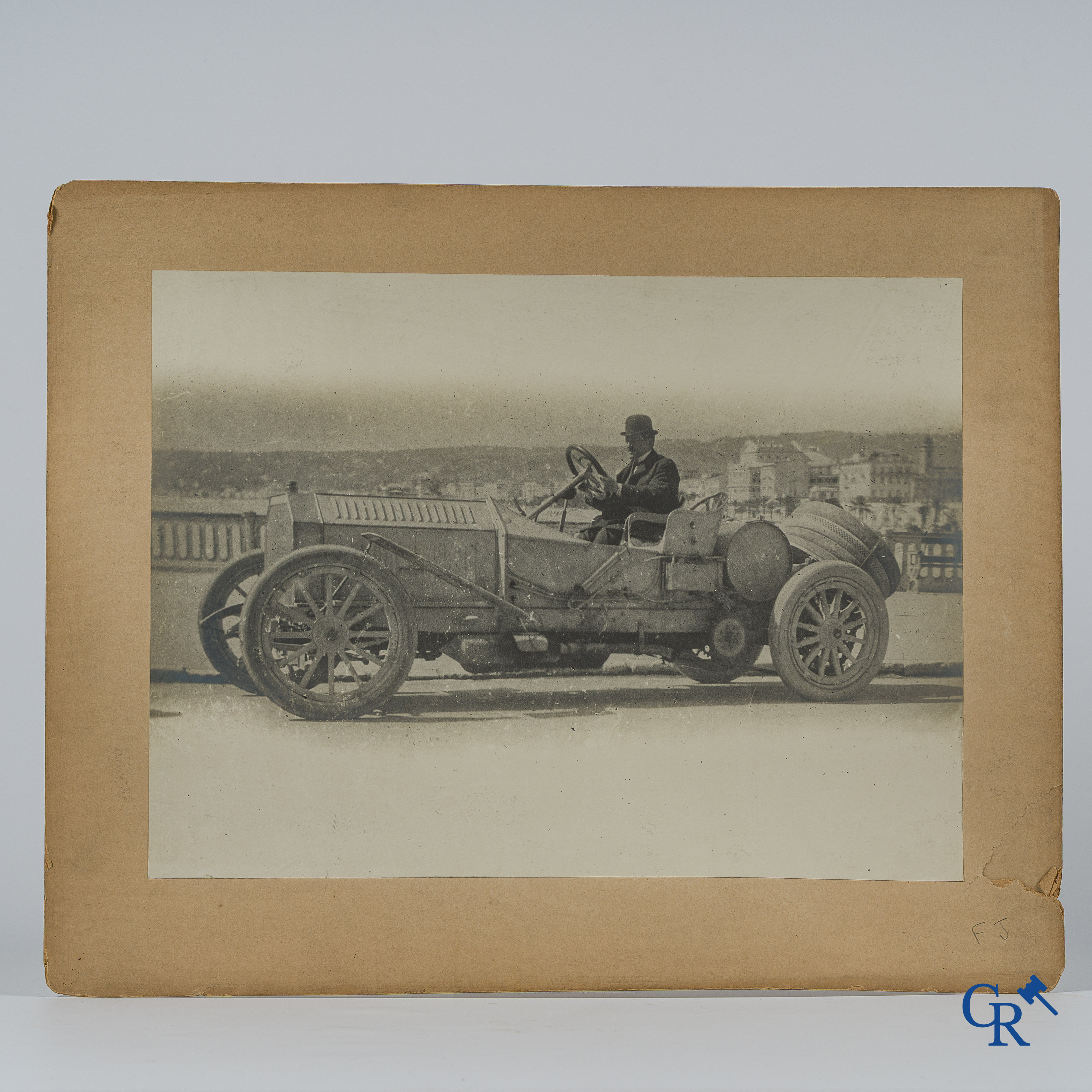 Automobilia. Fotografie, Uitzonderlijk grote foto van een race auto aan de Franse Rivièra. Circa 1905-1910.