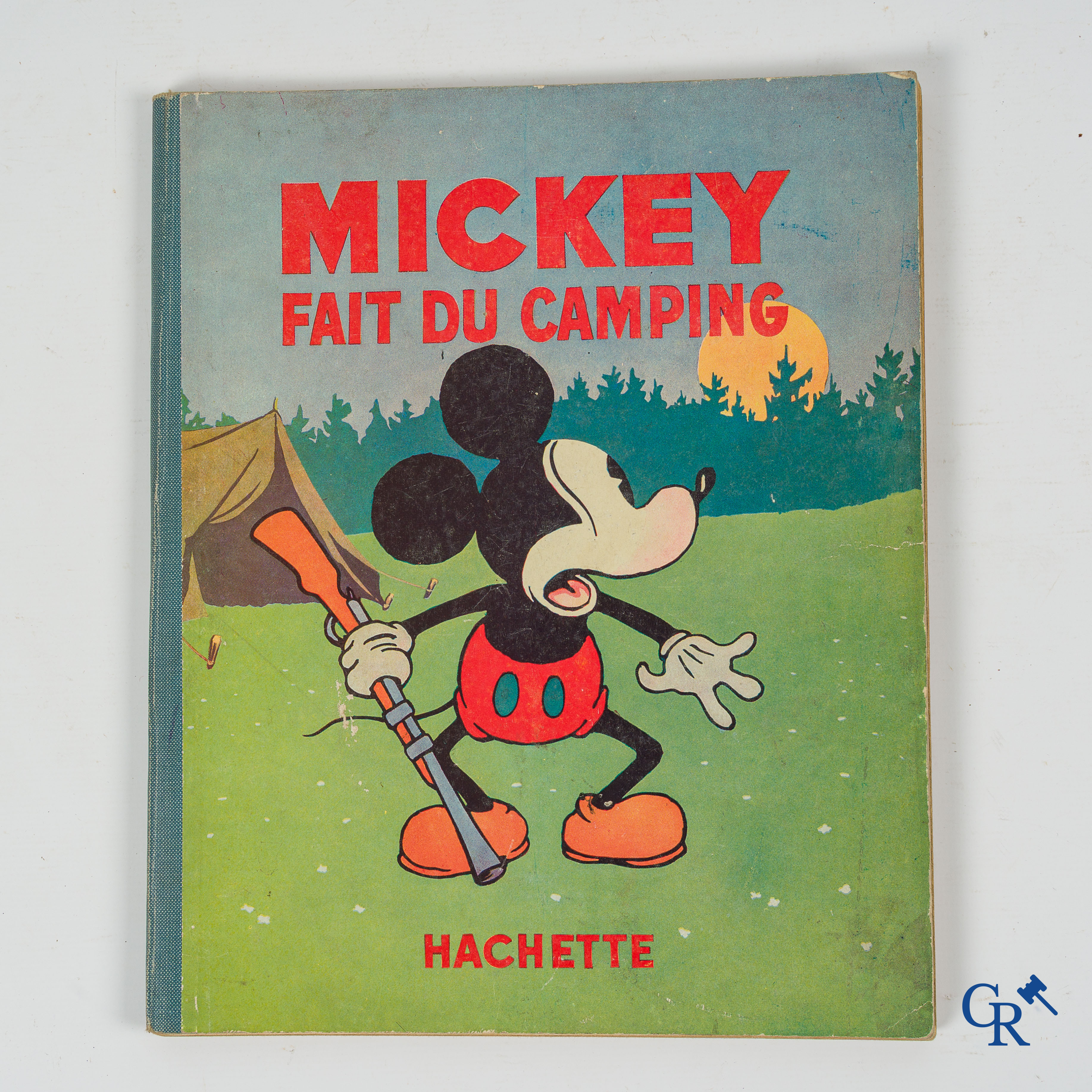 Hachette. Mickey fait du camping. Illustrations de Walt Disney.