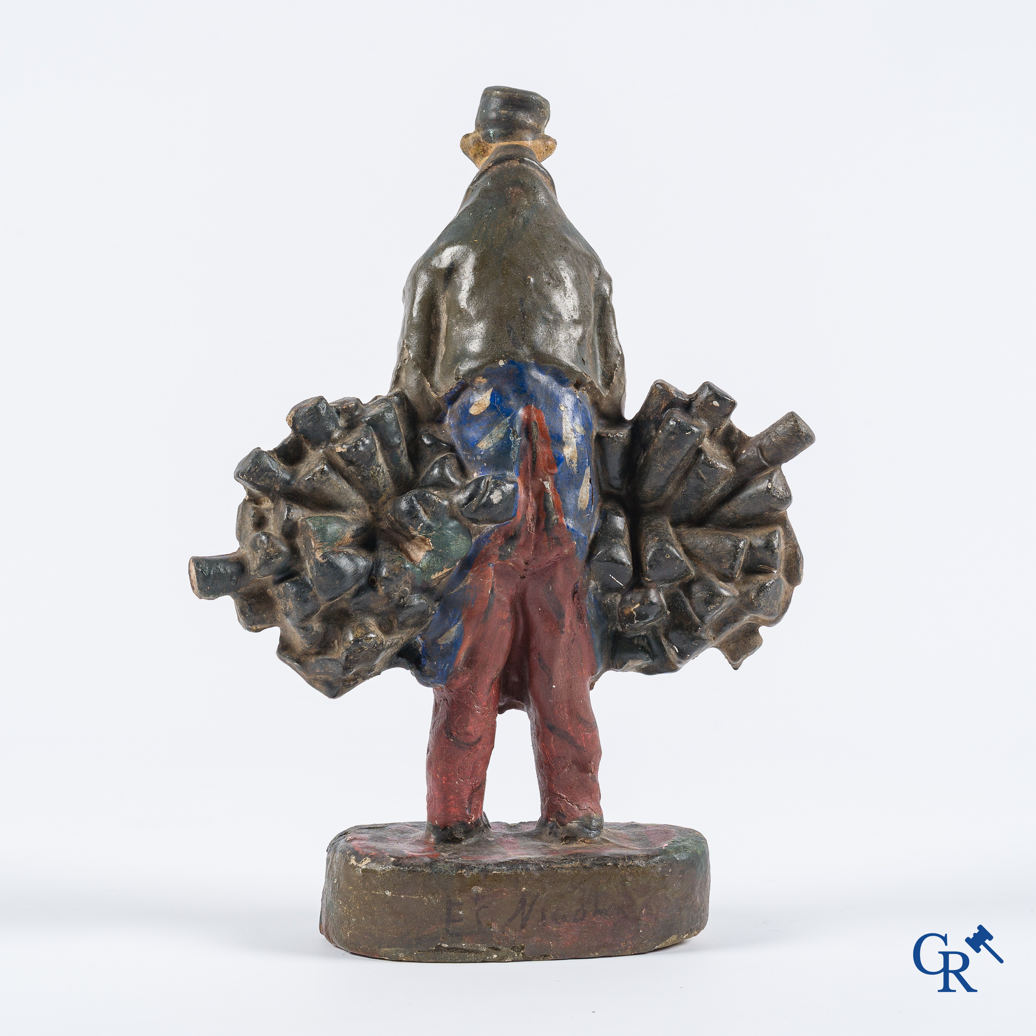 Nicolas "Fines Bouteilles" Beeld in pijpaarde van Nectar, de flessenbezorger. Naar een ontwerp van Dransy. Circa 1925.