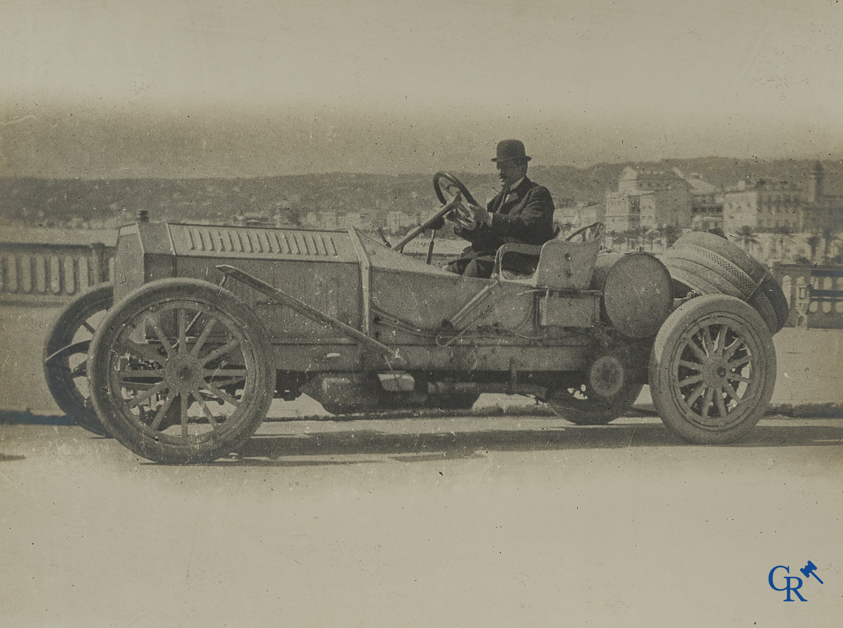 Automobilia. Fotografie, Uitzonderlijk grote foto van een race auto aan de Franse Rivièra. Circa 1905-1910.
