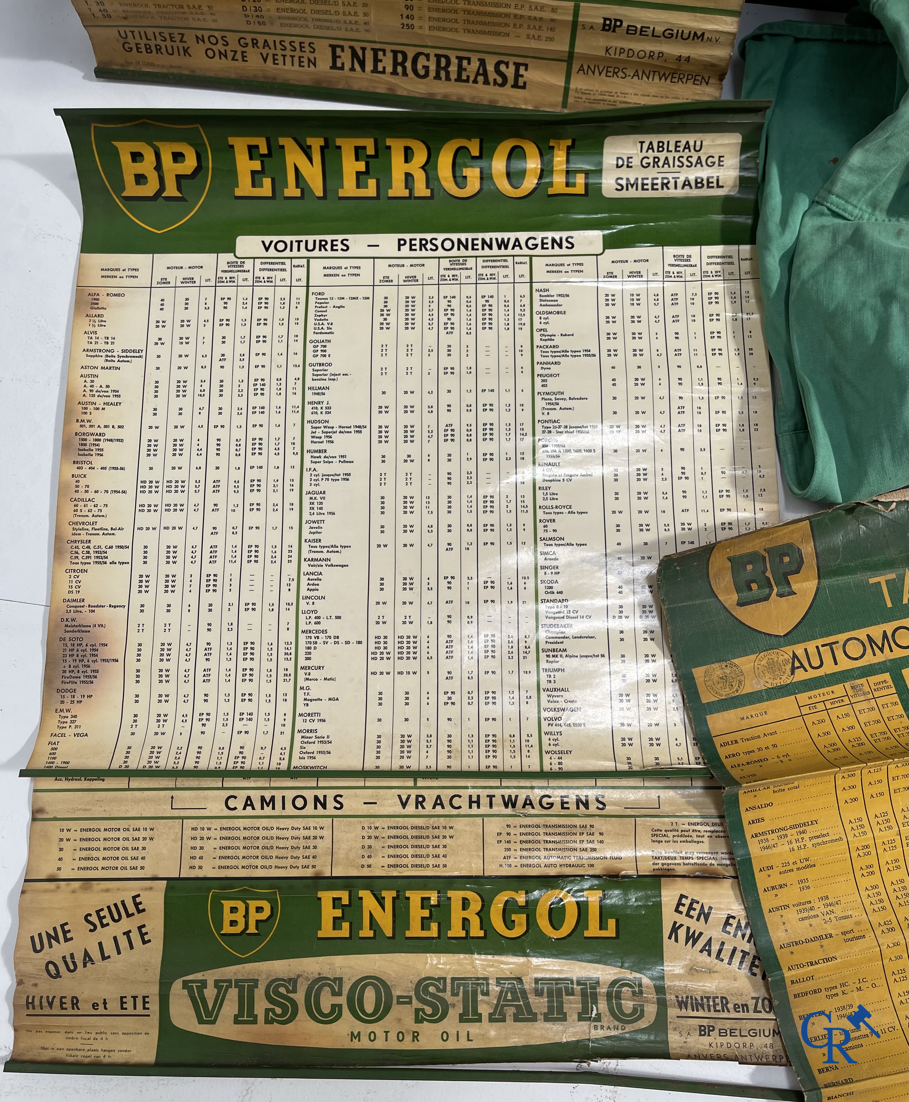 Automobilia. BP. Lot avec des bidons d'huile BP, tableaux de graissage et une tenue pour pompiste de la marque BP. Années '40-'50-'60.