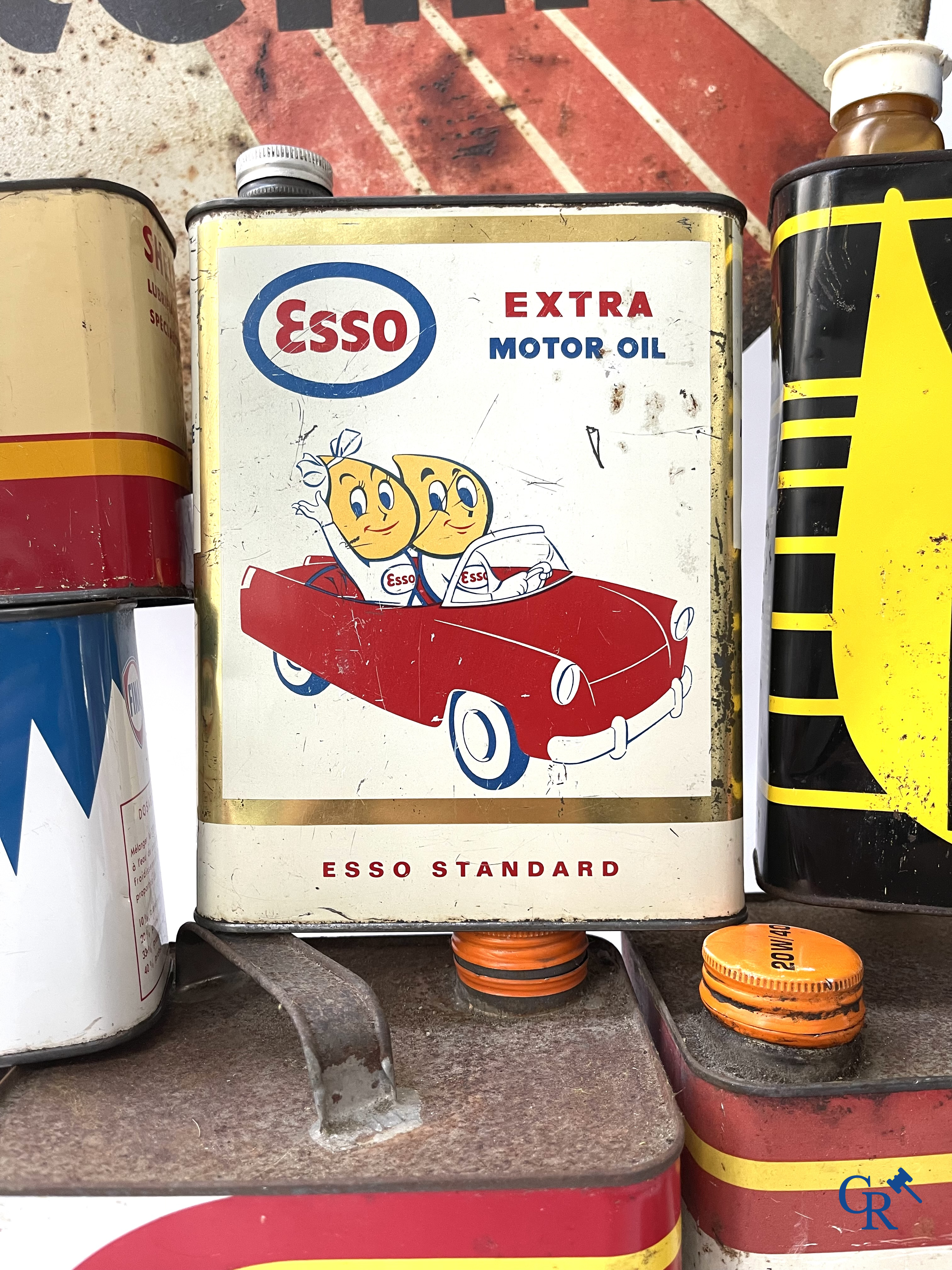 Automobilia, Grand lot de bidons d'huile, enseigne publicitaire Stelline, verseur d'huile Antar et une petit plaque en tôle émaillée. Années '50-'60.