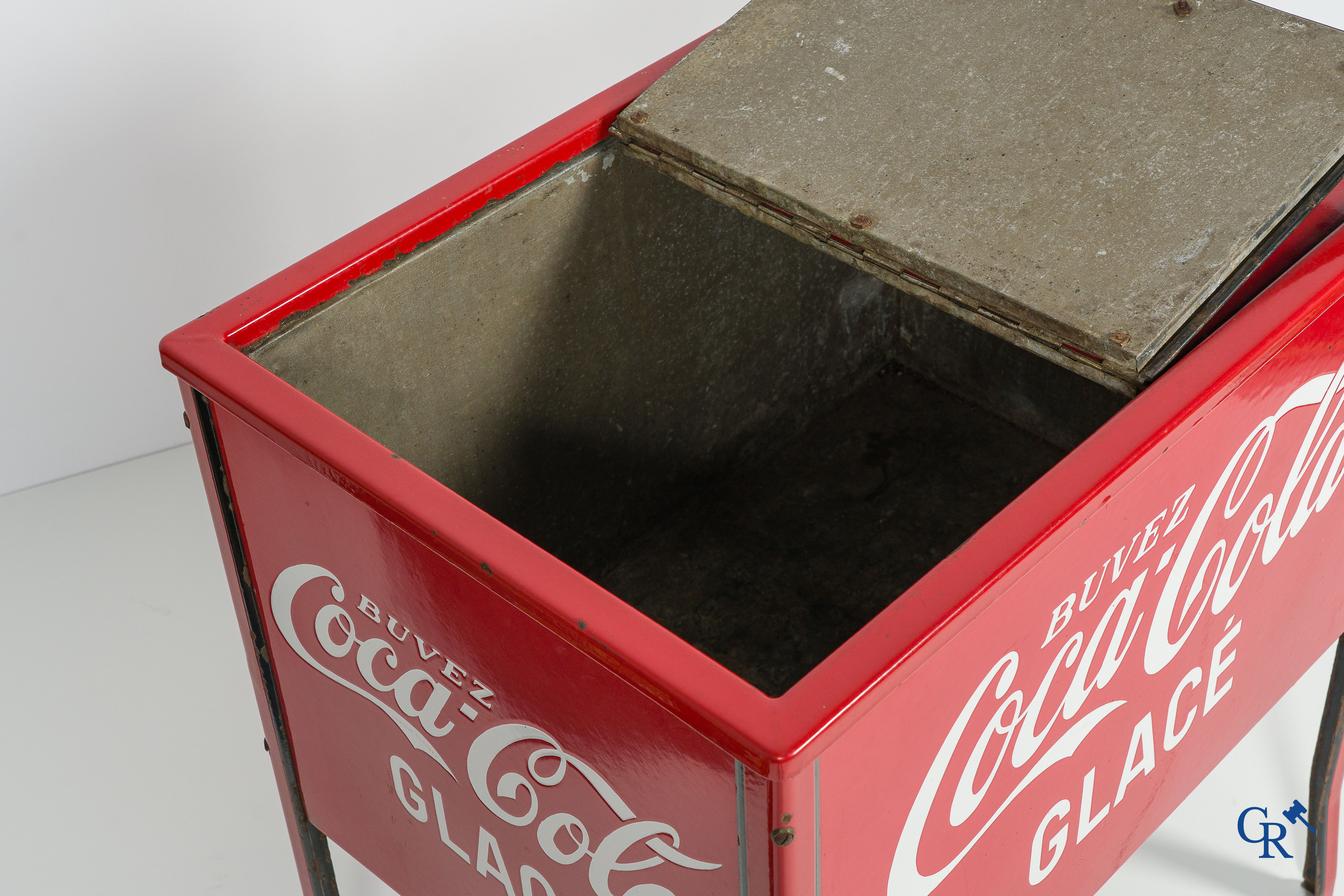 Coca-Cola. Zeldzame ijskoeler in geëmailleerd metaal. Belgische makelij, circa 1940-1950.