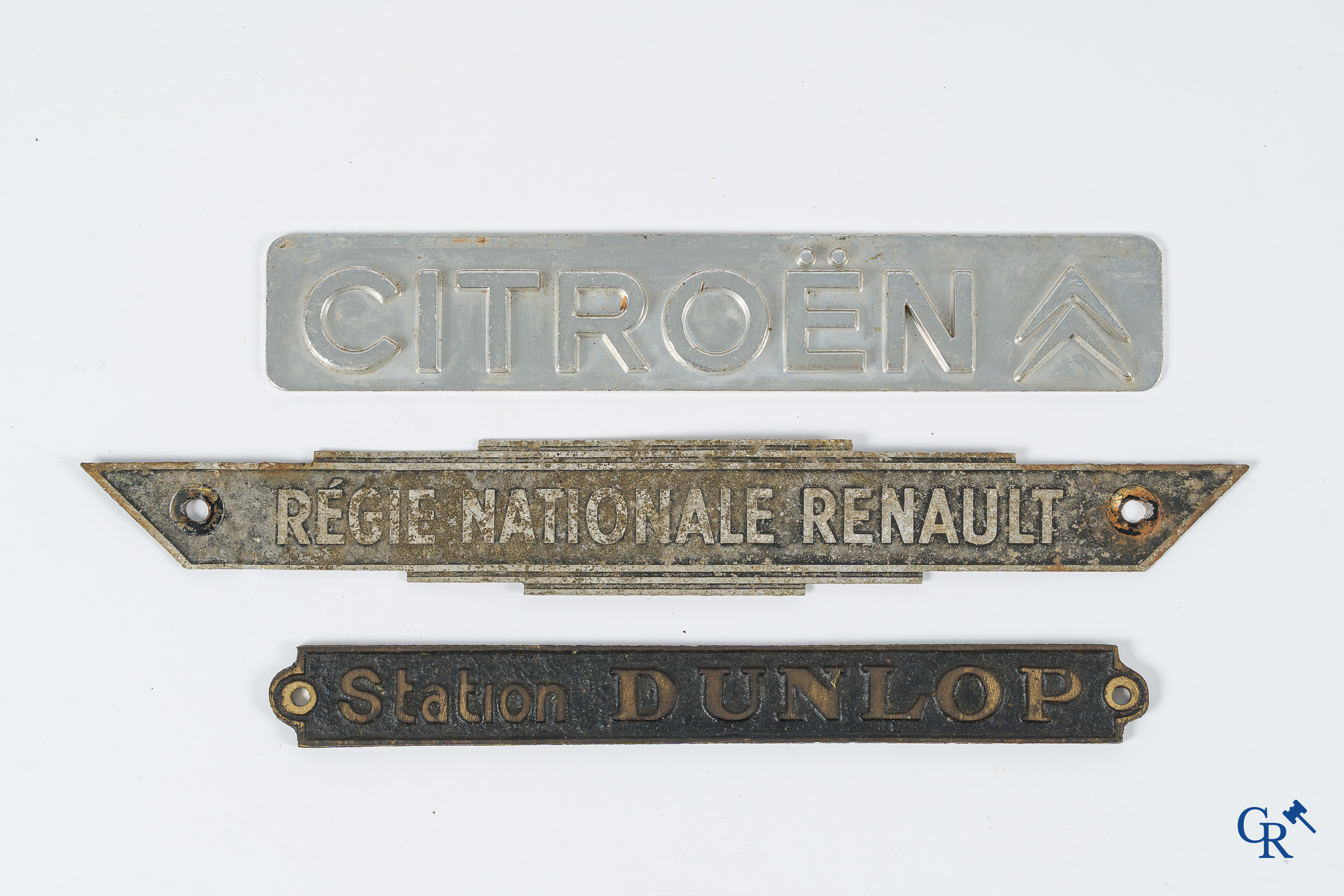 Lot Automobilia, diverse merken. Renault, Citroën, Huiles Yacco, Dunlop, auto mascotte, enz.