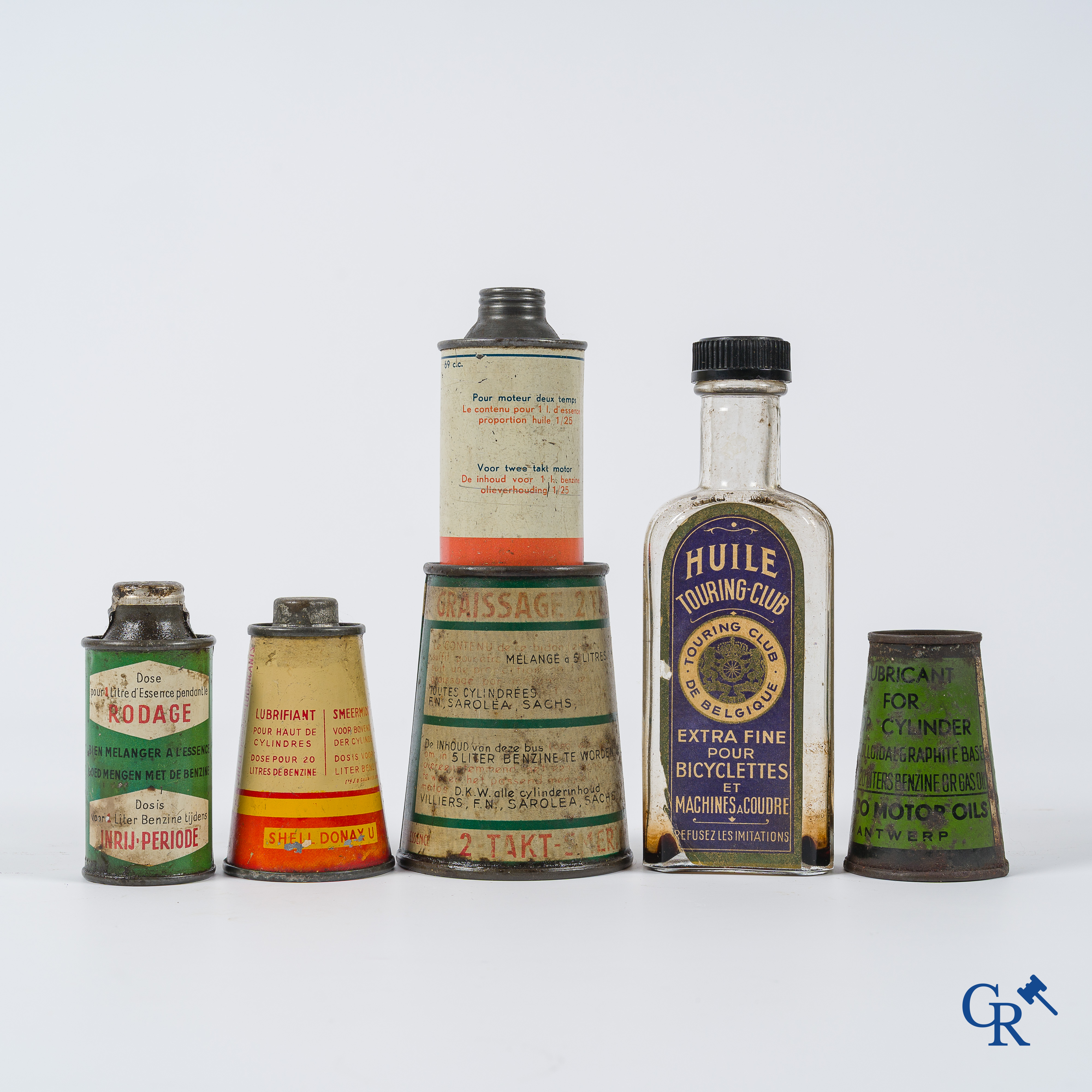 Een kavel van 5 kleine olieblikken en een glazen oliefles van de Touring Club Belgique. Jaren '20 tot '40.