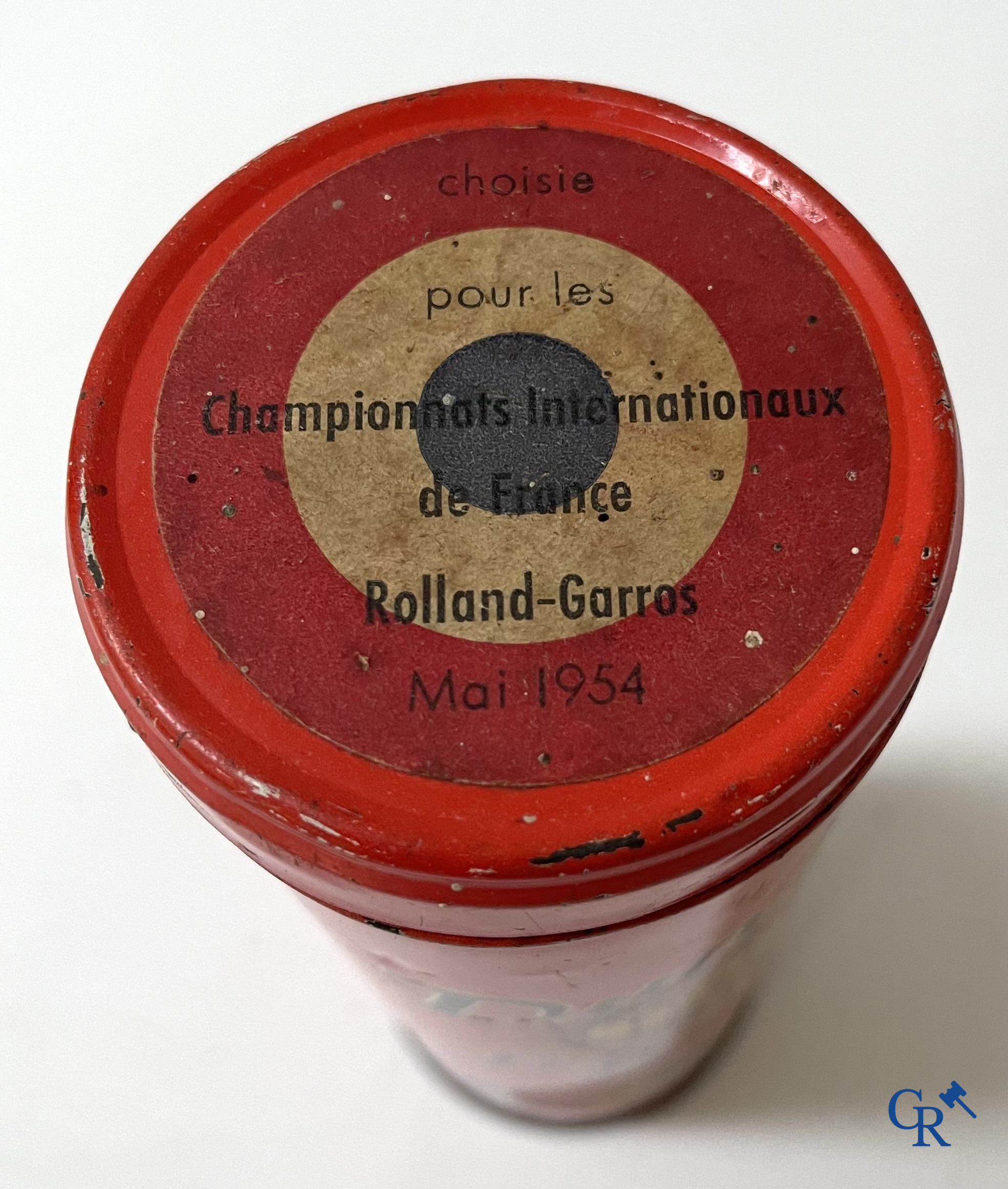 Automobilia. Groot lot olieblikken en andere i.v.m. fietsen, bougies, oliën en andere. Jaren '40-'50-'60.