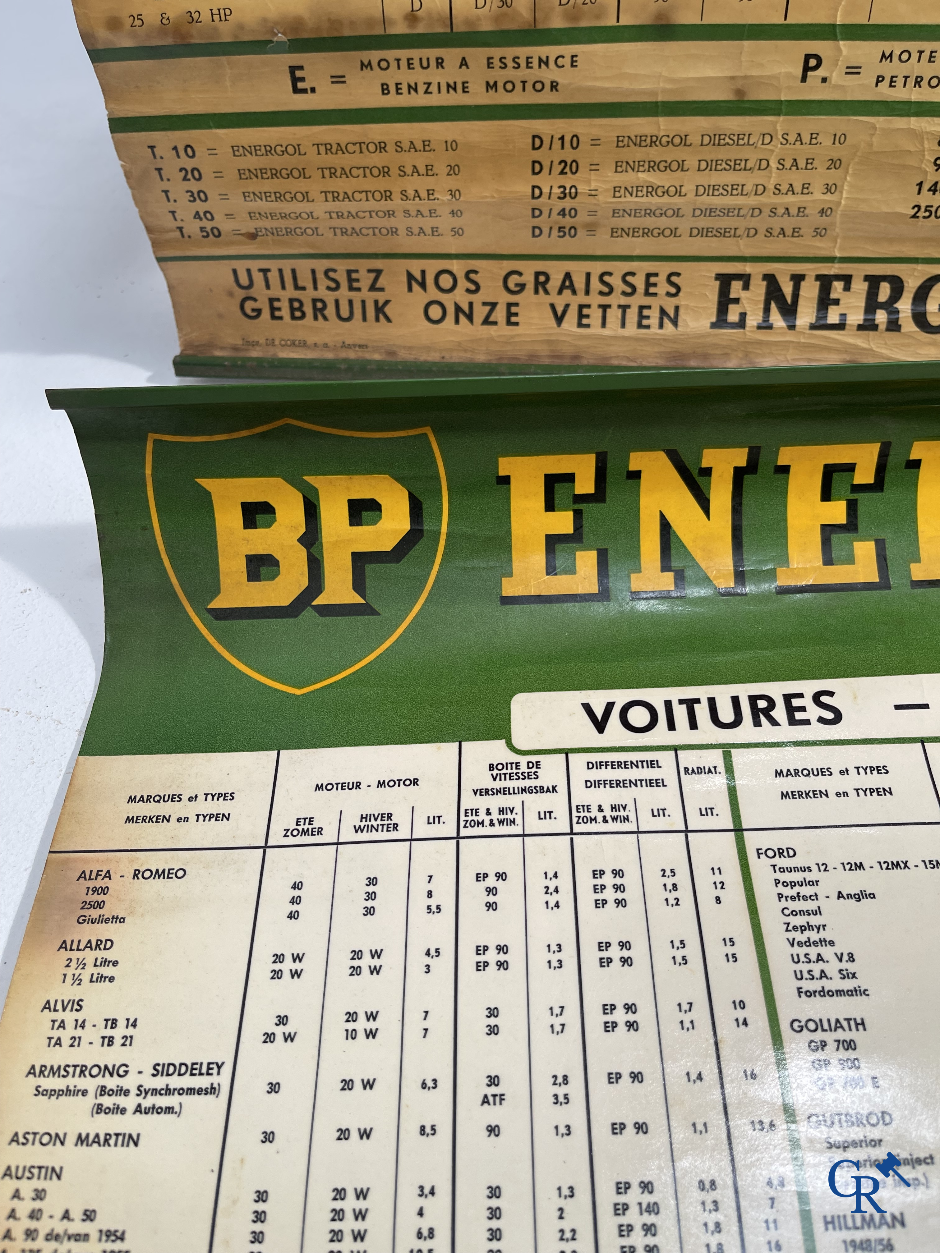 Automobilia. BP. Lot avec des bidons d'huile BP, tableaux de graissage et une tenue pour pompiste de la marque BP. Années '40-'50-'60.