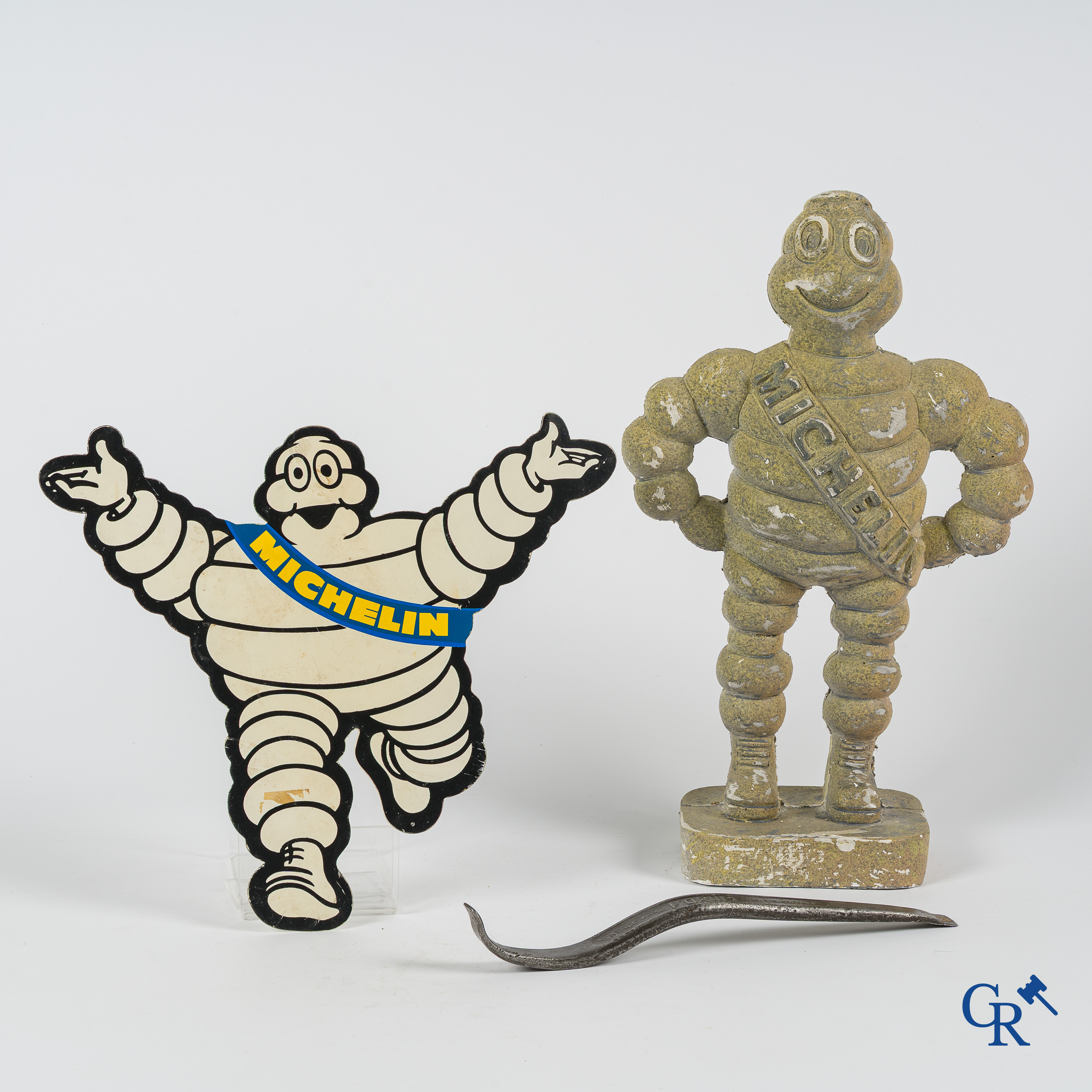 Kavel met 3 Michelin objecten. Bibendum in plaaster, lopende Bibendum in hard plastiek en een Forum gereedschap.