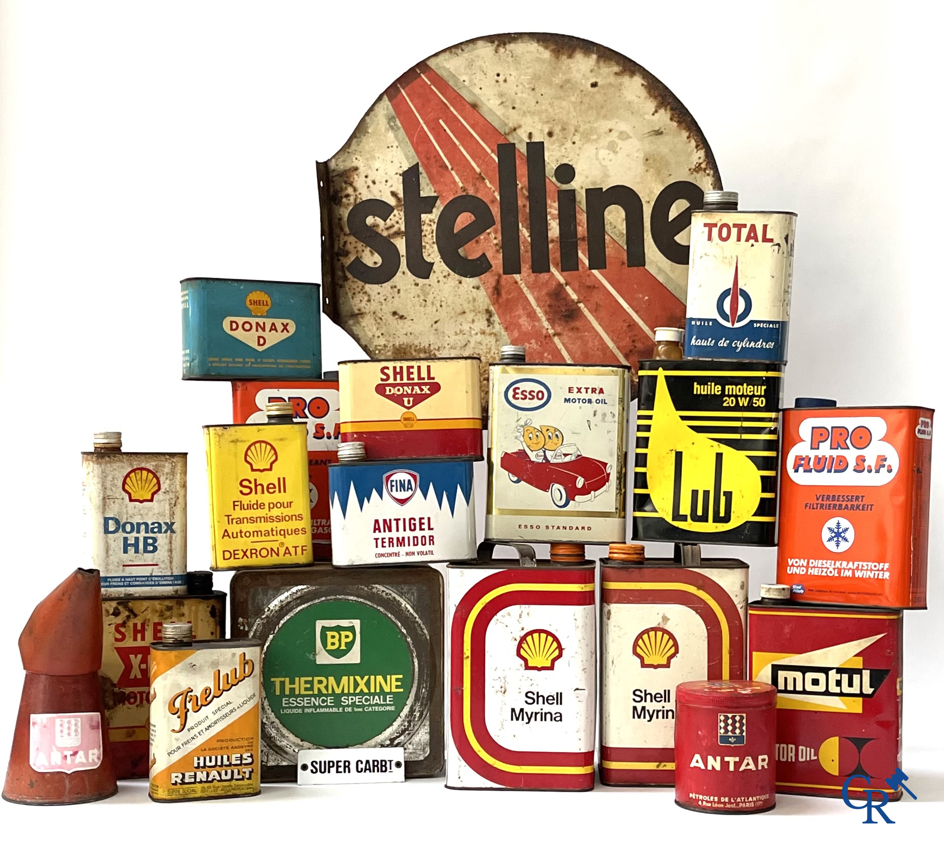 Automobilia, Grand lot de bidons d'huile, enseigne publicitaire Stelline, verseur d'huile Antar et une petit plaque en tôle émaillée. Années '50-'60.