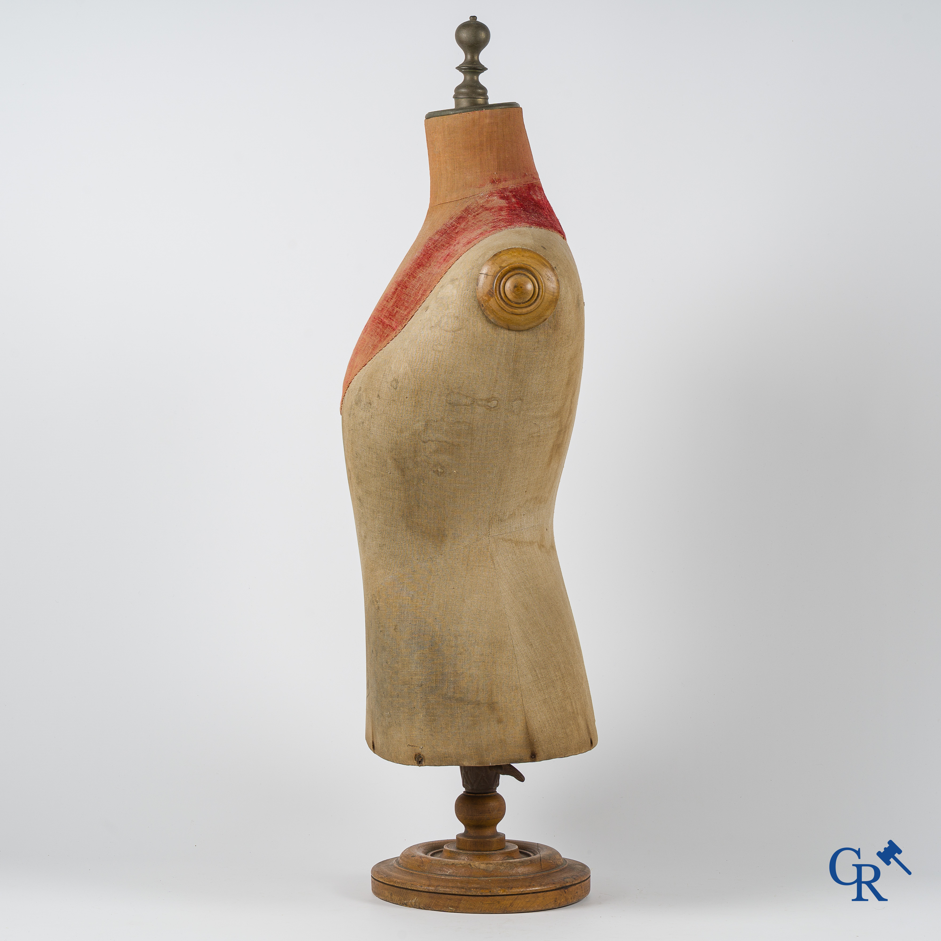 Buste Girard Paris. Mooie dames buste voor een etalage uit de jaren '30. Bronzen kopstuk. Maat 44.
