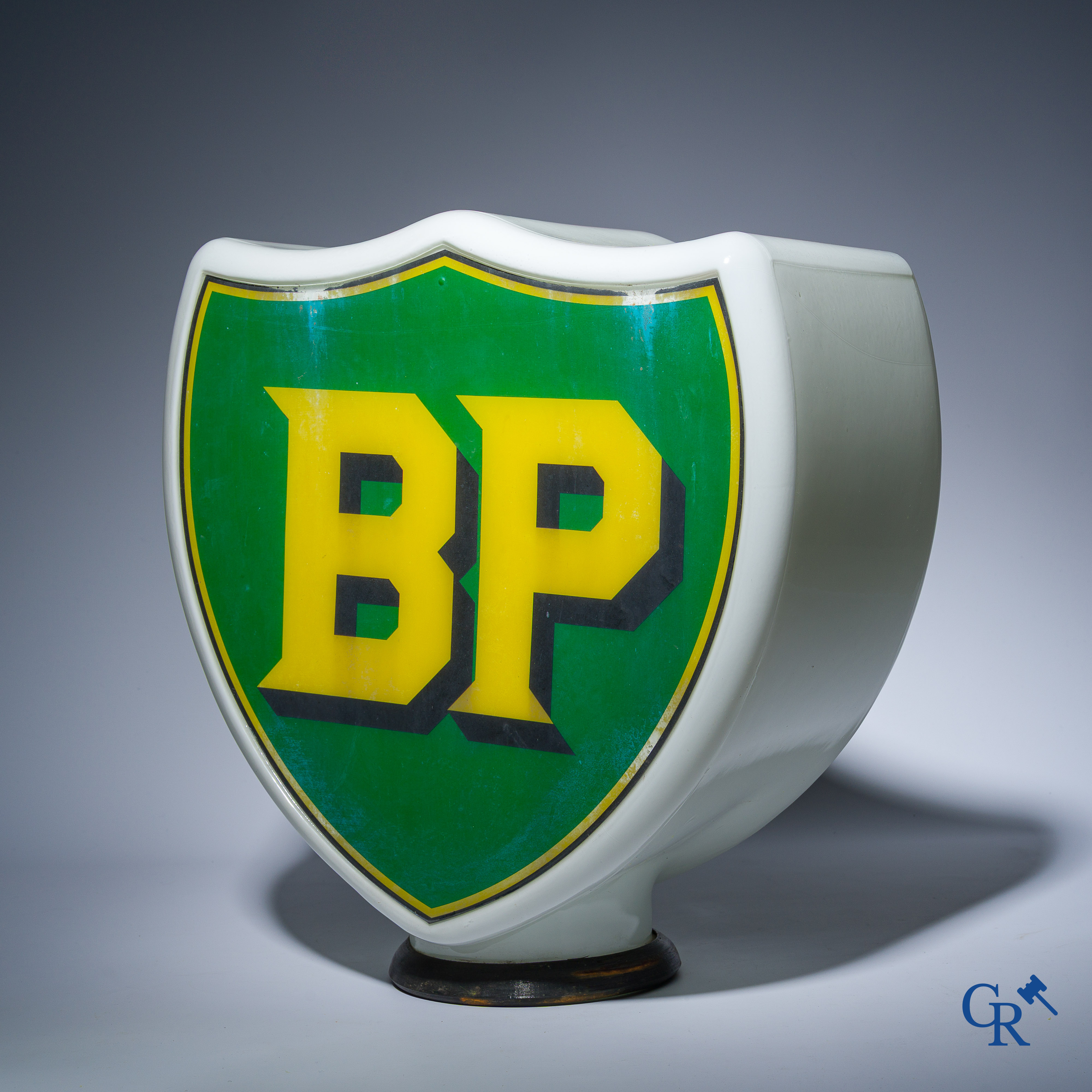 Automobilia, BP. Originele verlichtingsglobe in witte opaline voor een benzinepomp. Jaren '40.