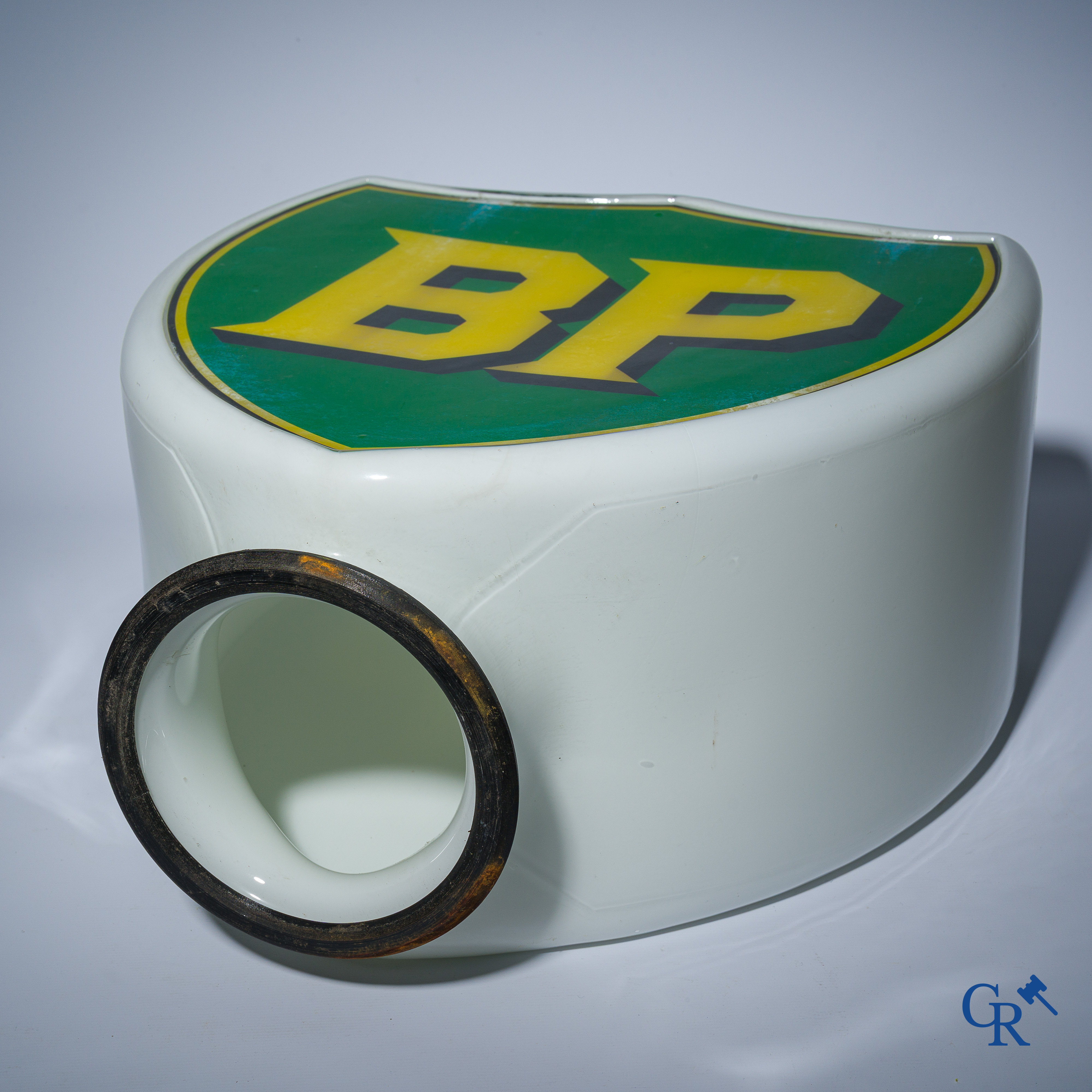 Automobilia, BP. Originele verlichtingsglobe in witte opaline voor een benzinepomp. Jaren '40.