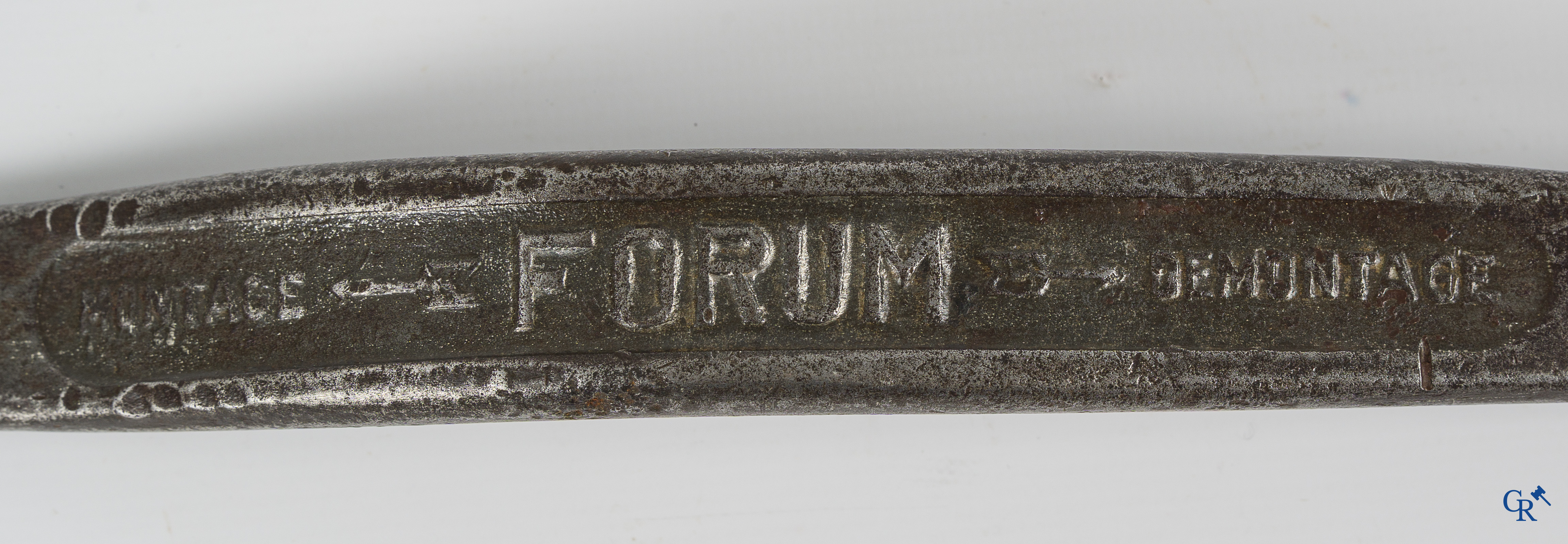 Lot avec 3 objets Michelin. Bibendum en plâtre, Bibendum en plastique dur et un outil Forum.