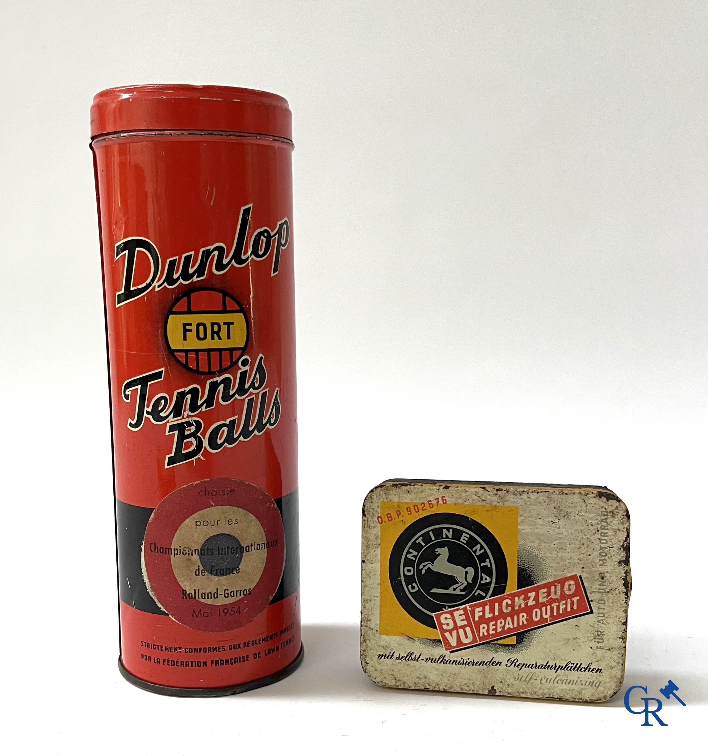 Automobilia. Groot lot olieblikken en andere i.v.m. fietsen, bougies, oliën en andere. Jaren '40-'50-'60.
