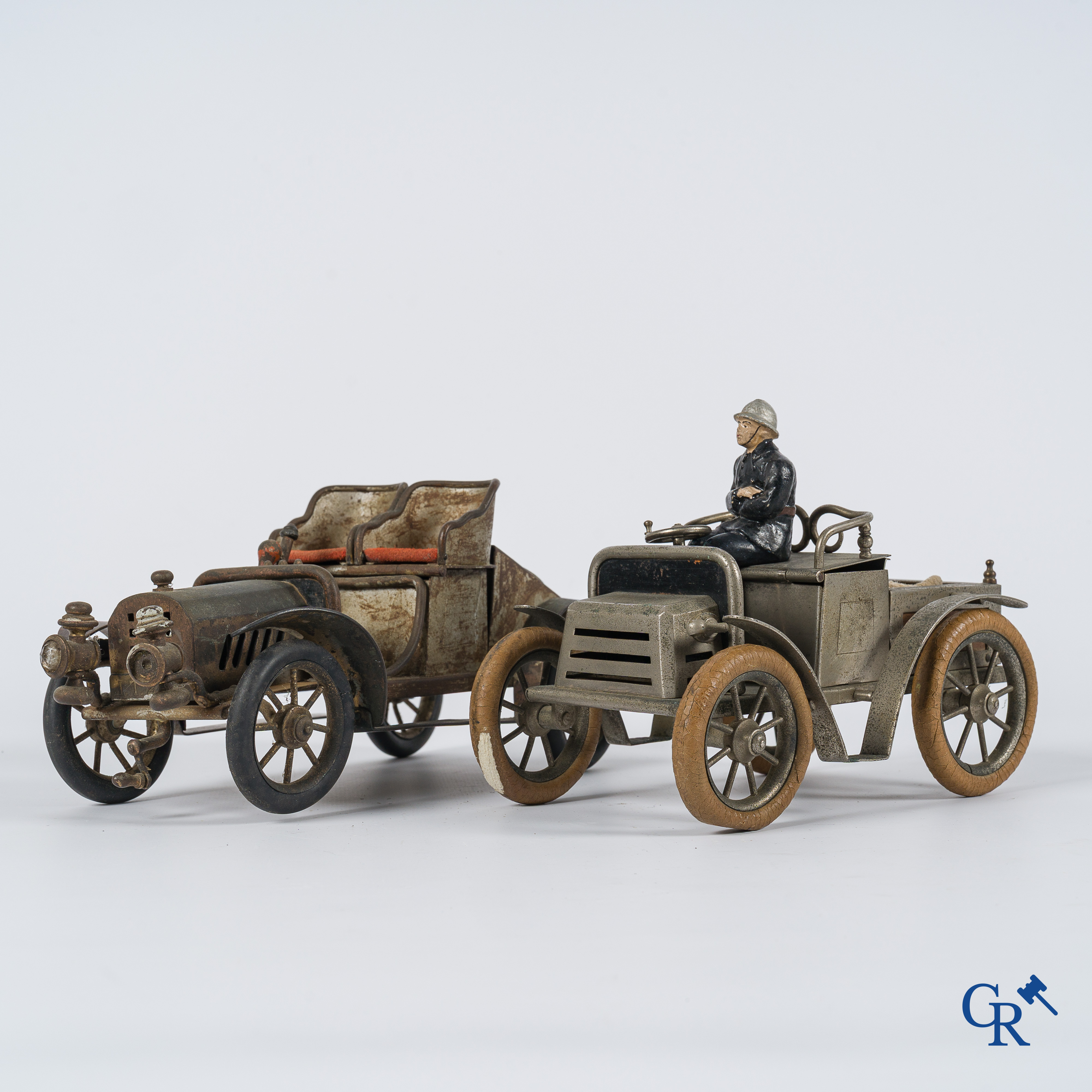 Chevob & Co. Bureaustel in de vorm van een open tourer met ingewerkte klok en een vroege brandweerwagen. Begin 1900.