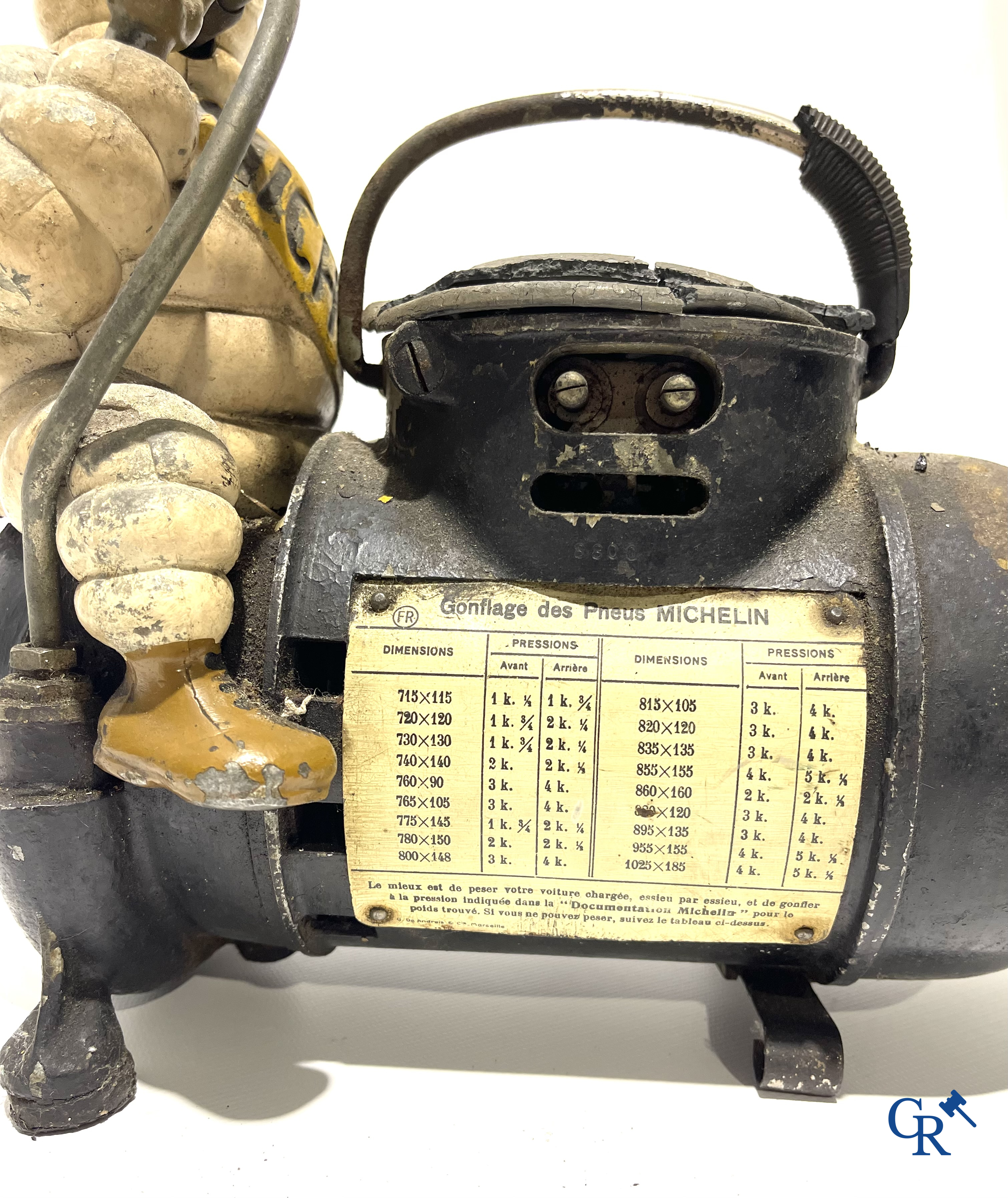Michelin. Gonfleur met Bibendum in polychroom gietijzer. Compresseur Luchard n°9267. Moteur Paris-Rhône. Circa 1930.
