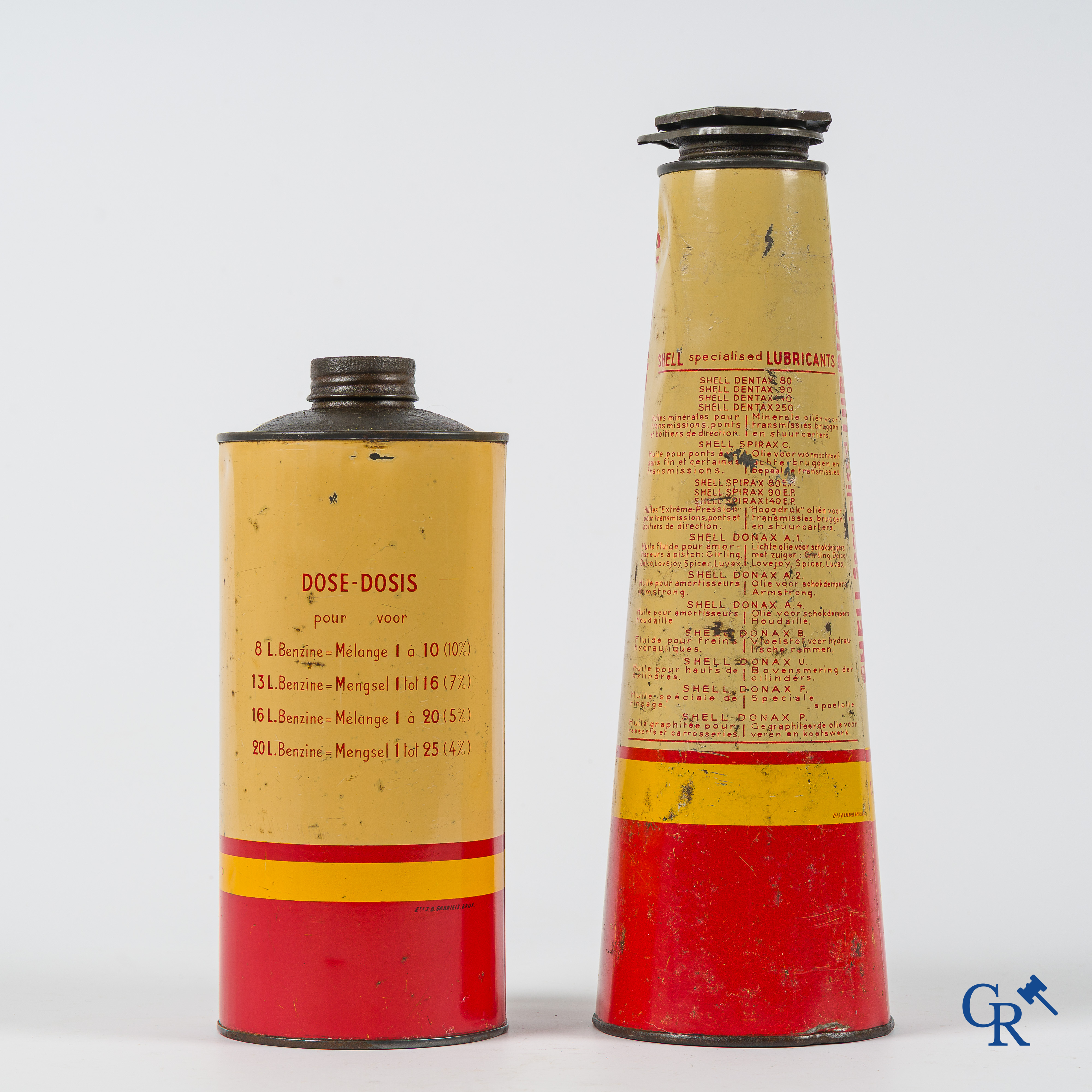 Shell Motor Olie. 2 olieblikken. Shell Donax U 1L. conisch, en Shell Selfmixing 2 Takt. Jaren '40-'50.