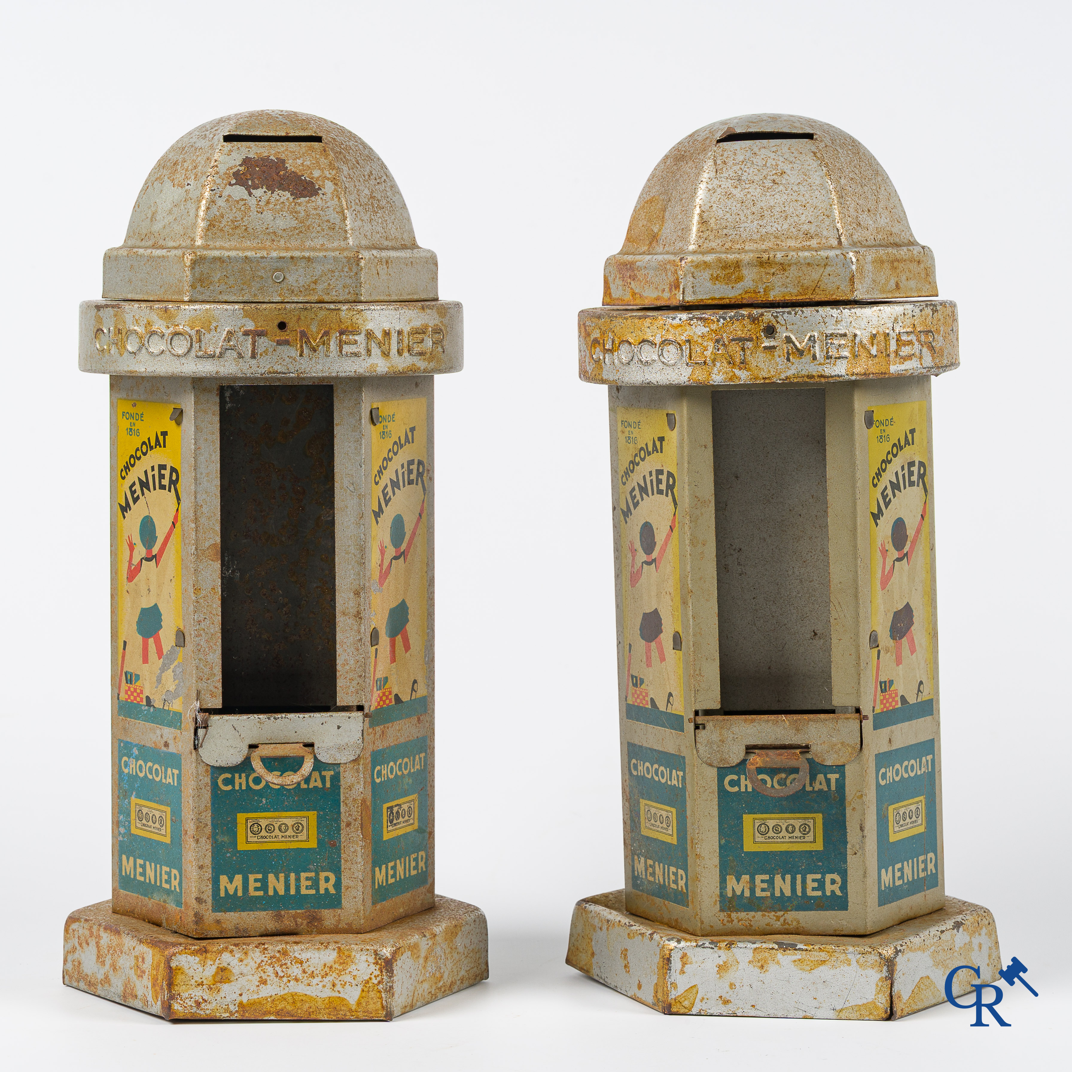 Chocolat Menier. 2 kioskvormige spaarpotten of automaten voor chocoladerepen van Menier. Jaren '30-'40.