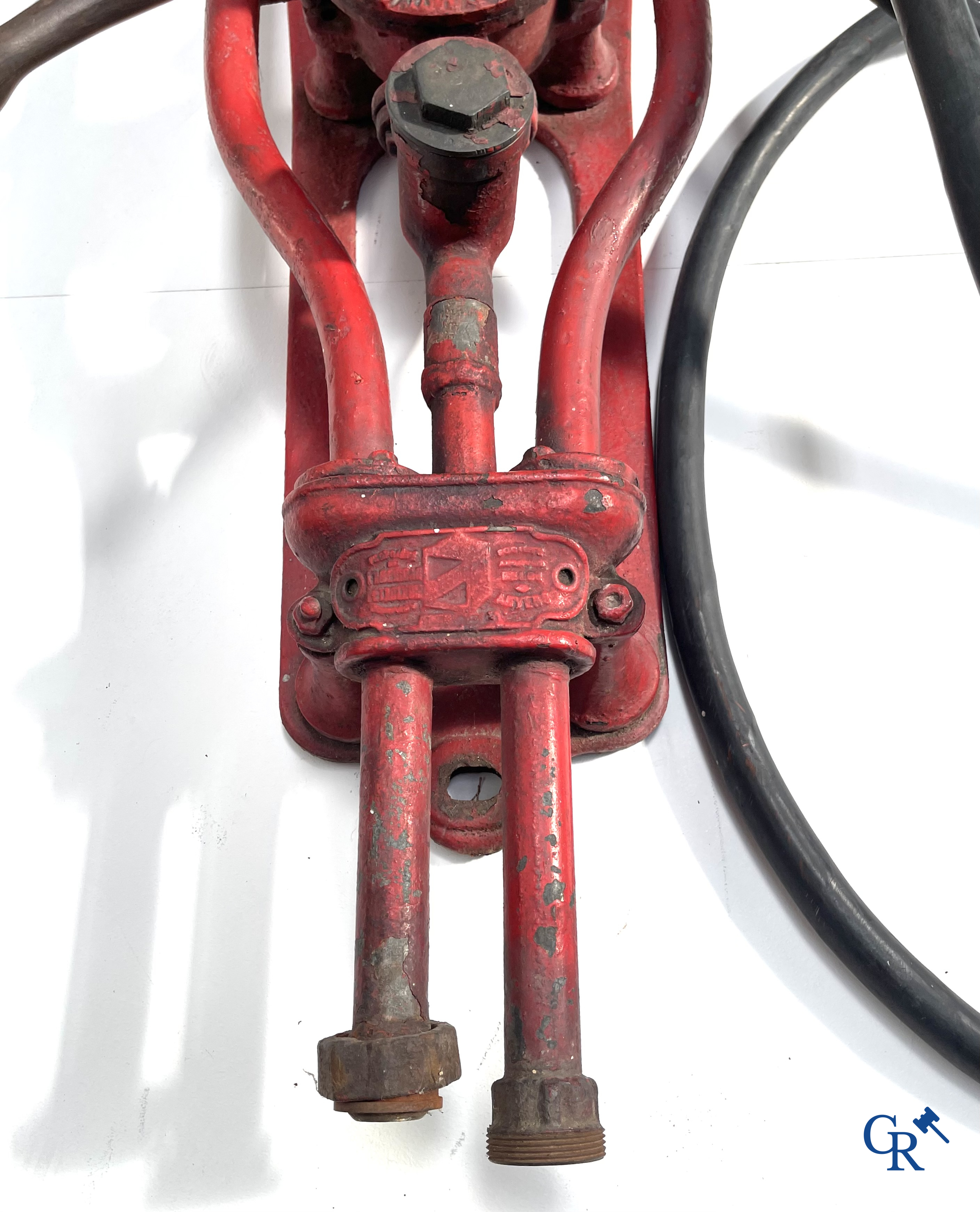 Automobilia. 20'er jaren benzinepomp in originele staat met globes in glas. Belgische makelij, Antwerpen.
