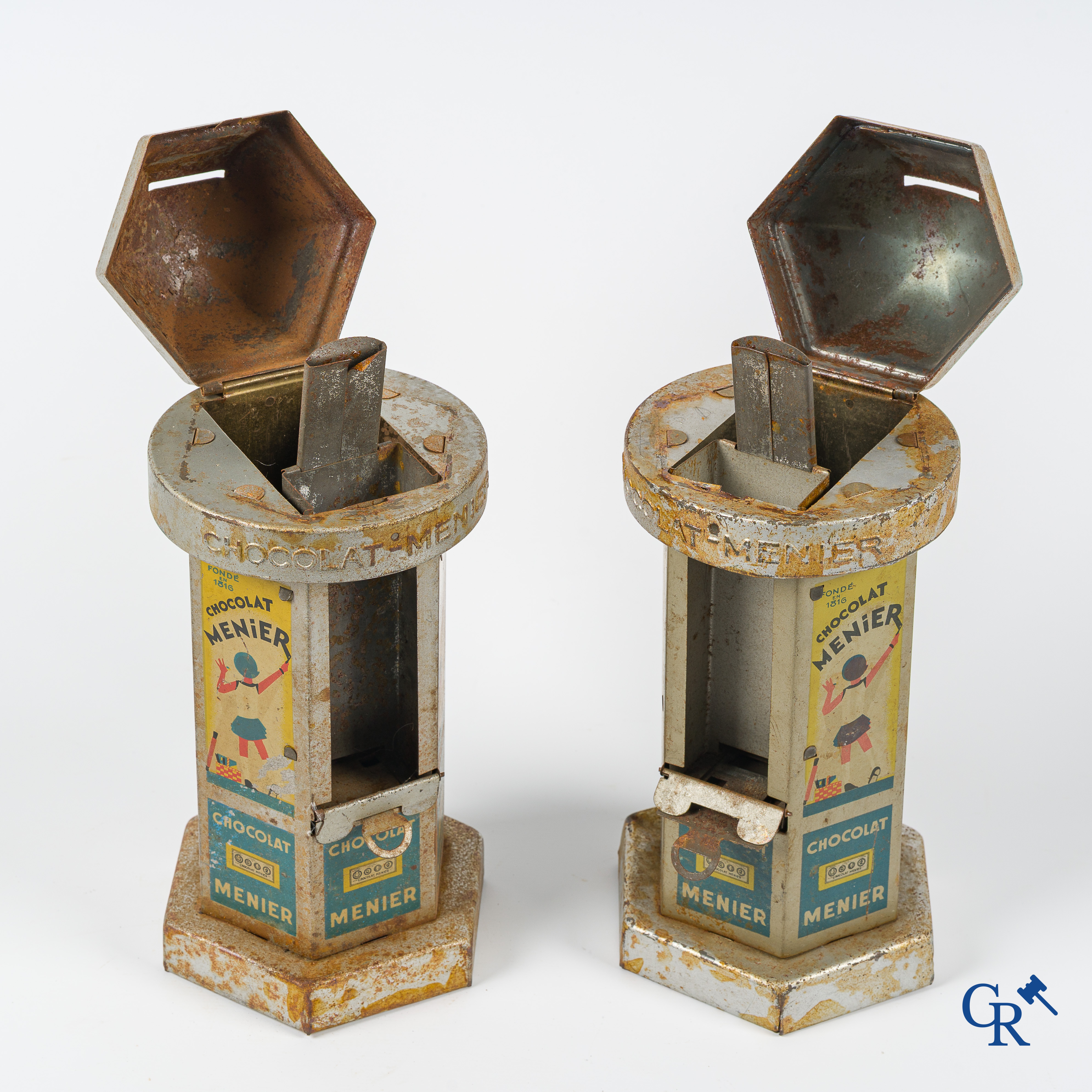 Chocolat Menier. 2 kioskvormige spaarpotten of automaten voor chocoladerepen van Menier. Jaren '30-'40.
