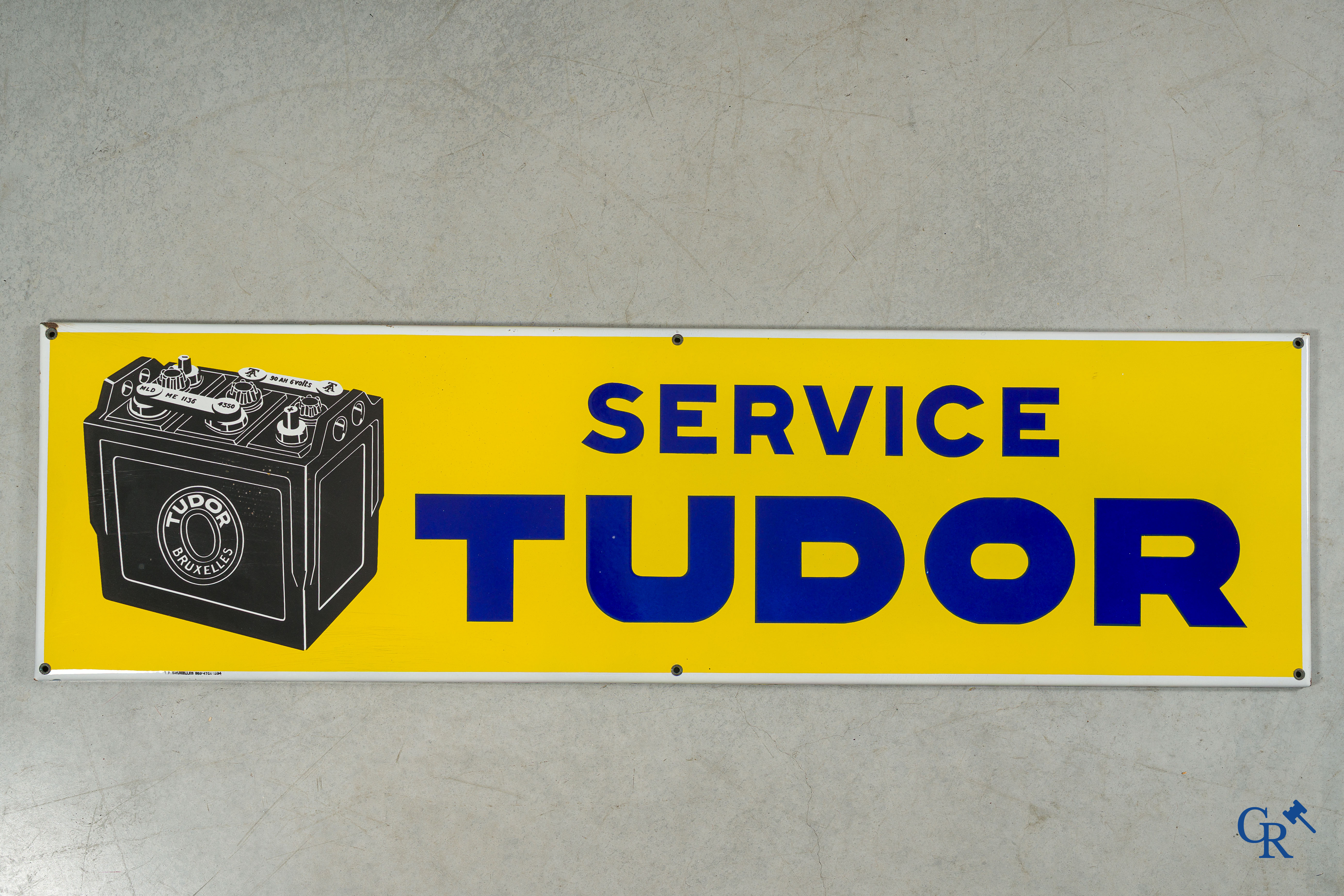 Tudor Service. Groot emaille reclamebord voor de autobatterijen van de firma Tudor te Brussel. 1934.