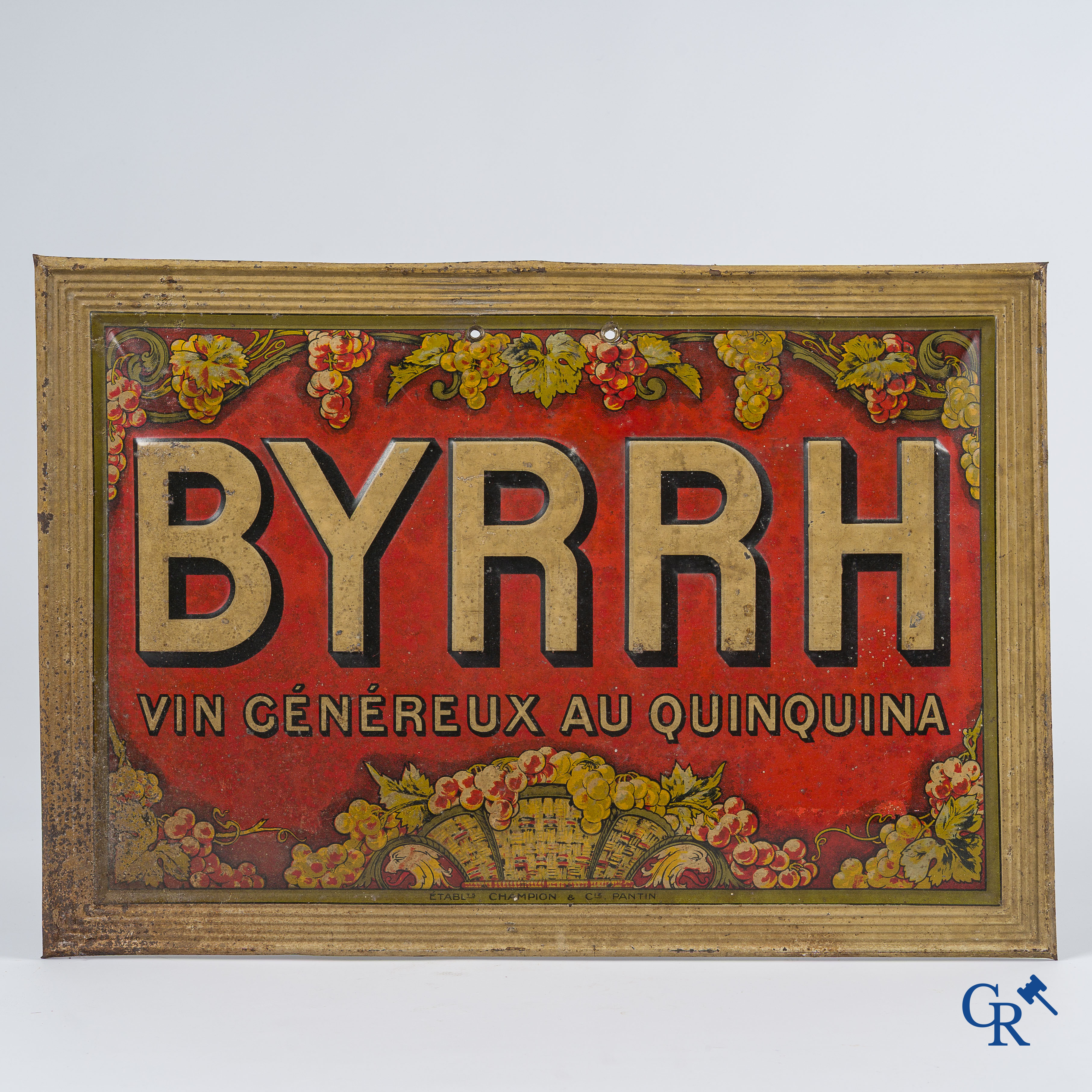 Byrrh, vin généreux au quinquina. Publiciteit in bedrukt blik in reliëf. Circa 1920-1930.