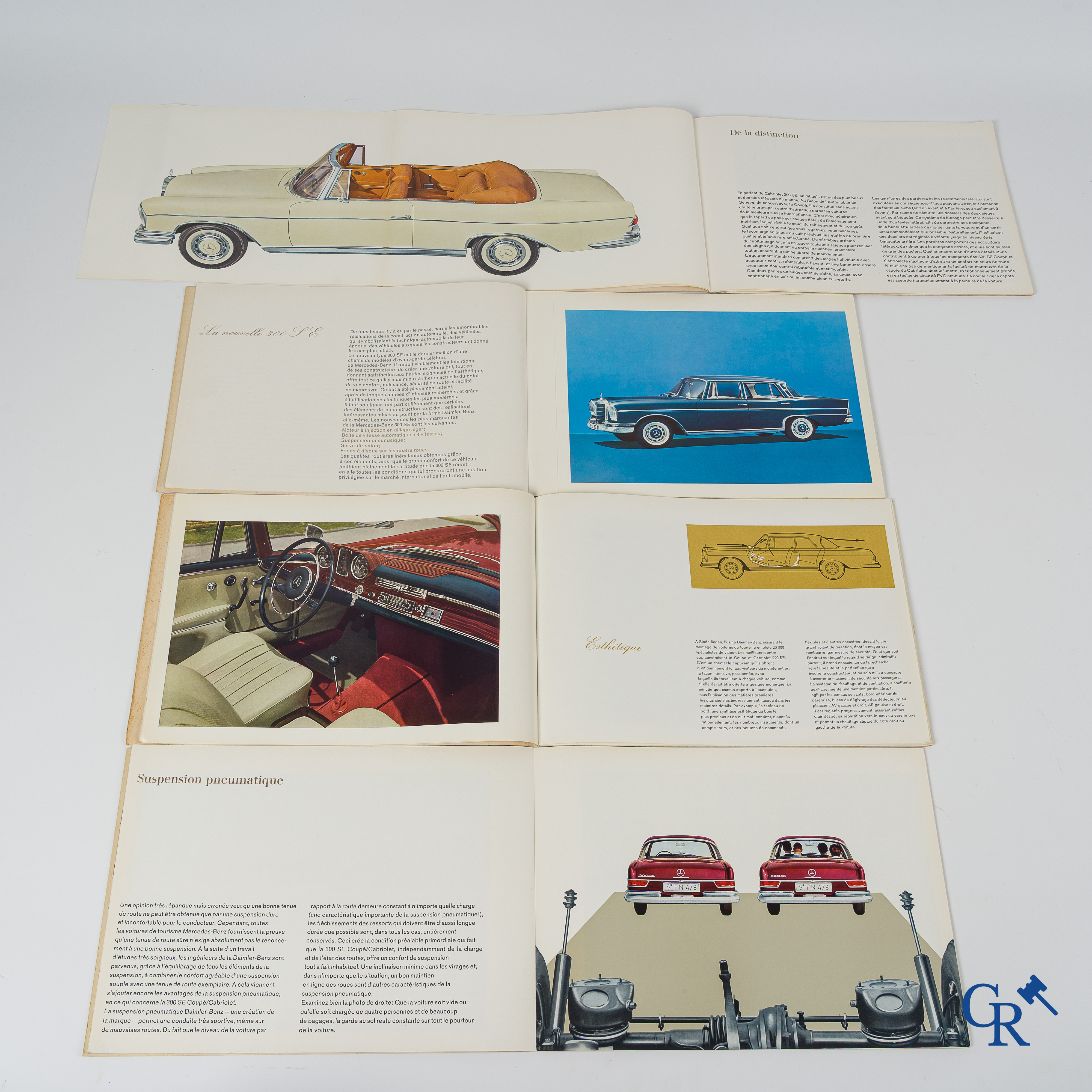 Automobilia. Mercedes Benz. 4 luxe catalogen of publiciteitsfolders en een folder met de lakkleuren.