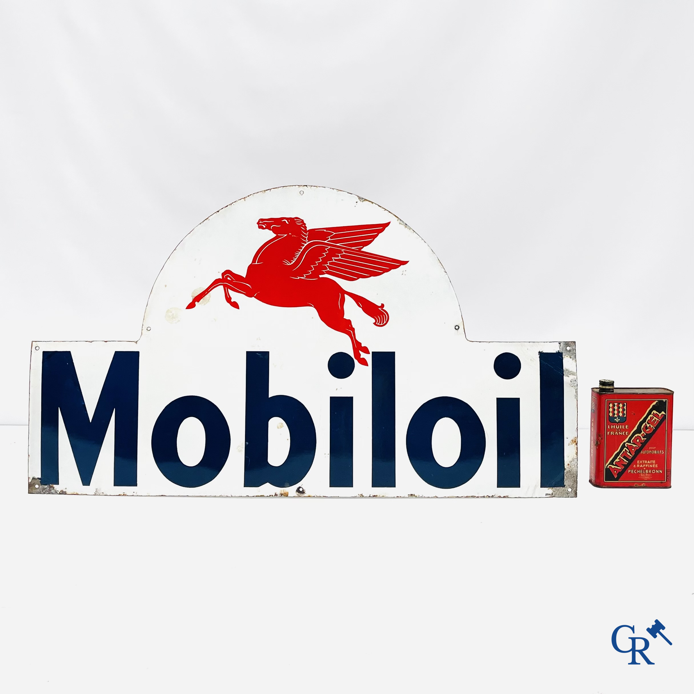 Mobiloil. Plaque émaillée publicitaire avec représentation du Mobiloil Pegasus. Fabrication belge. Vers 1940-1950.