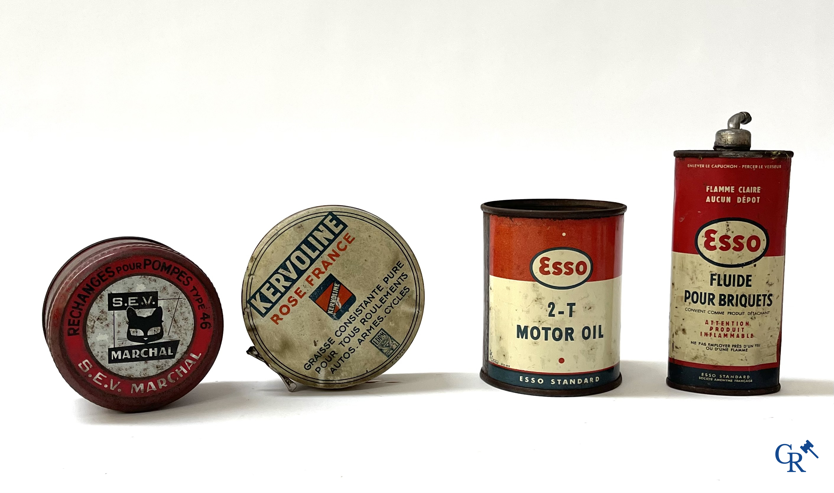 Automobilia. Groot lot olieblikken en andere i.v.m. fietsen, bougies, oliën en andere. Jaren '40-'50-'60.