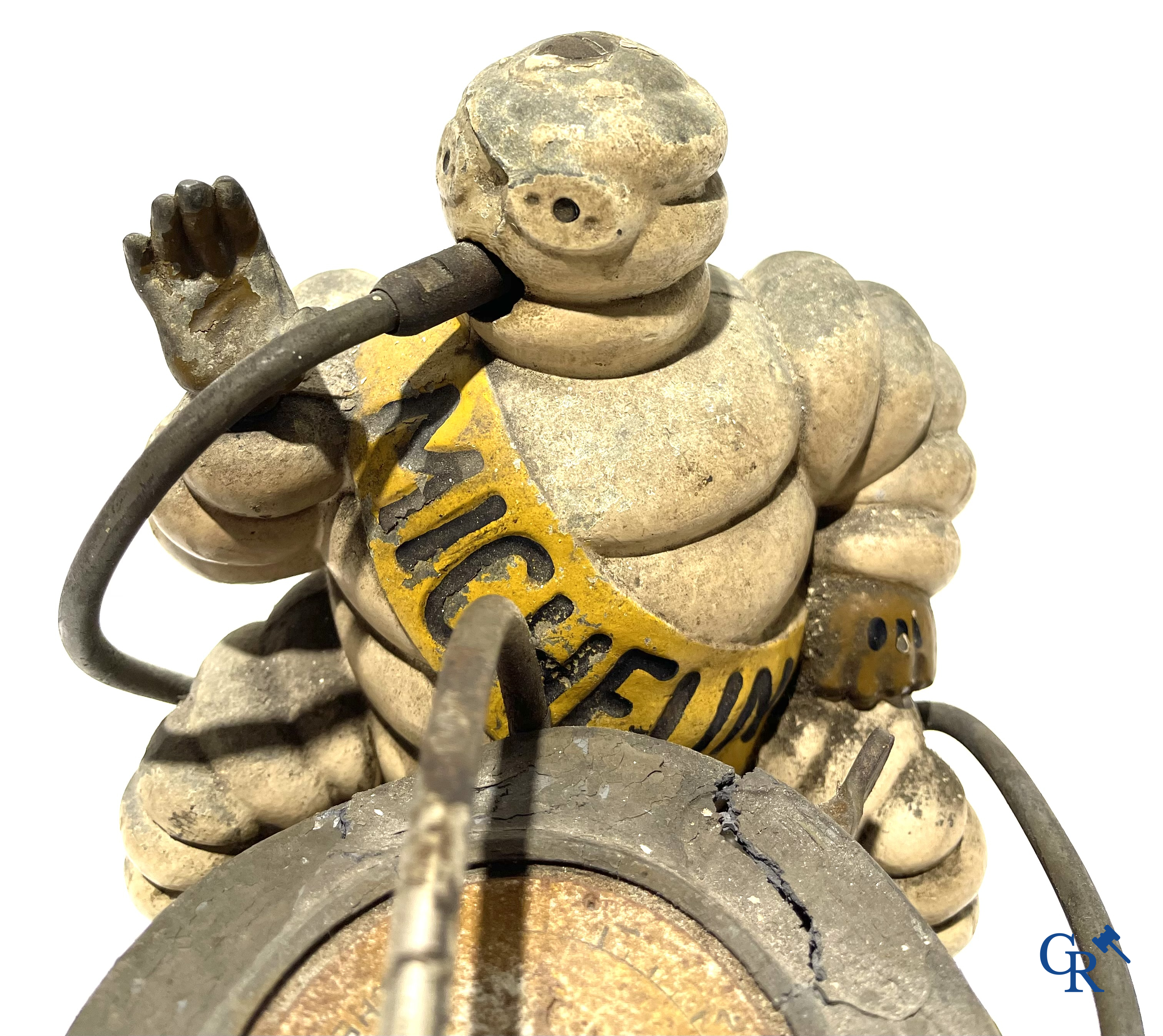 Michelin. Gonfleur met Bibendum in polychroom gietijzer. Compresseur Luchard n°9267. Moteur Paris-Rhône. Circa 1930.