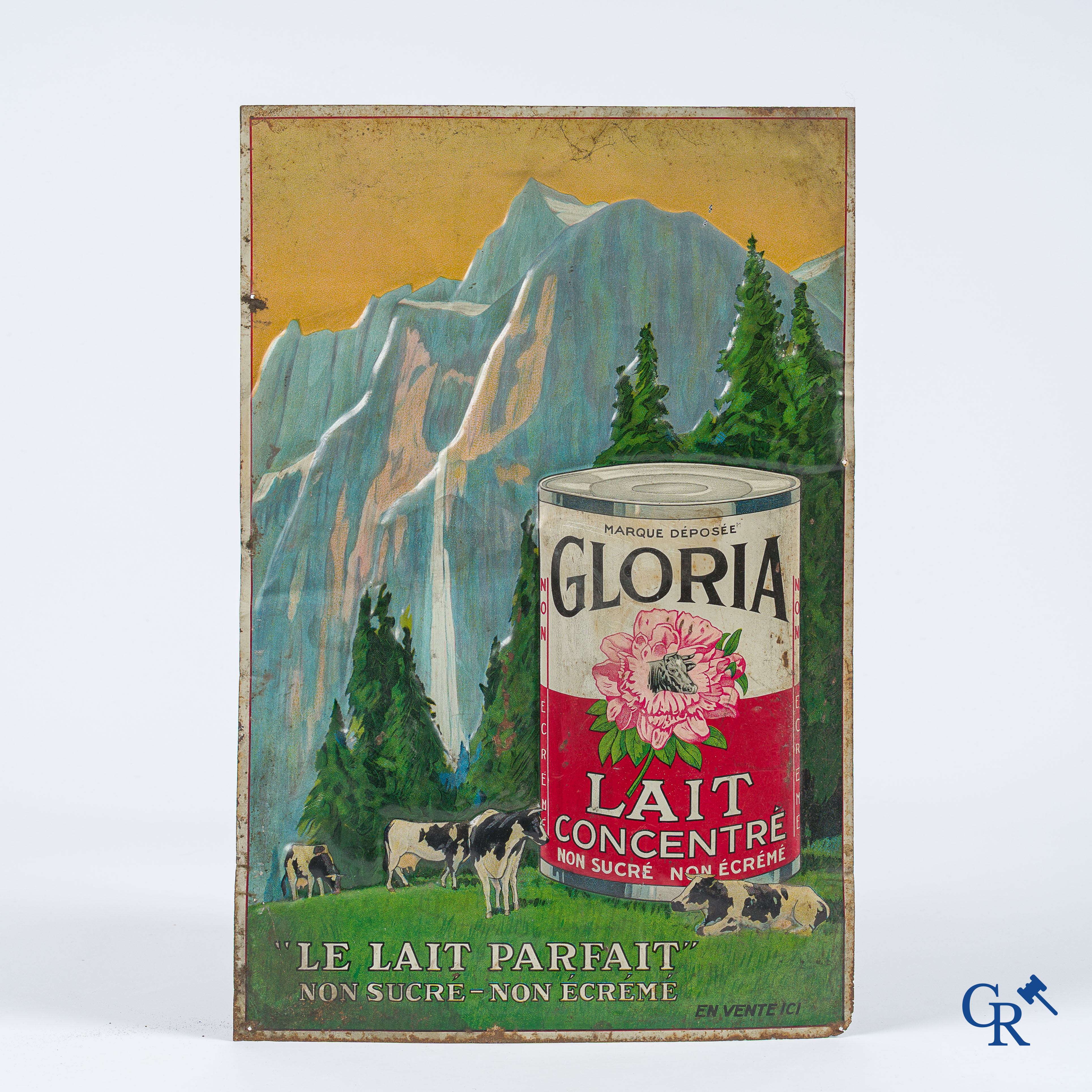 Gloria, Lait concentré. Zeldzaam reclamebord in bedrukt blik met een Zwitsers berglandschap. Circa 1920.
