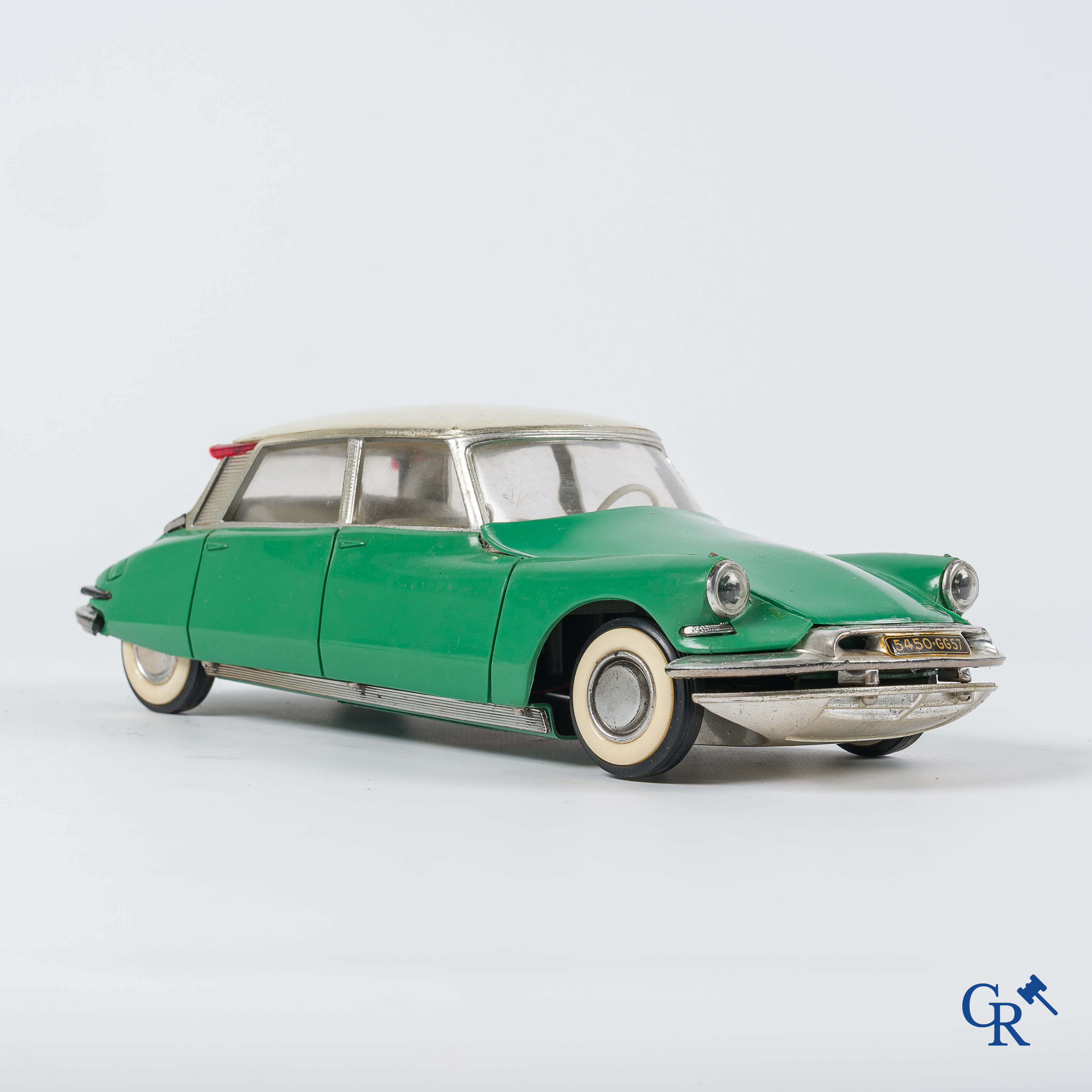 Oud speelgoed. Gégé, Frankrijk. Citroen DS 19 met mechanische motor en elektrische verlichting.