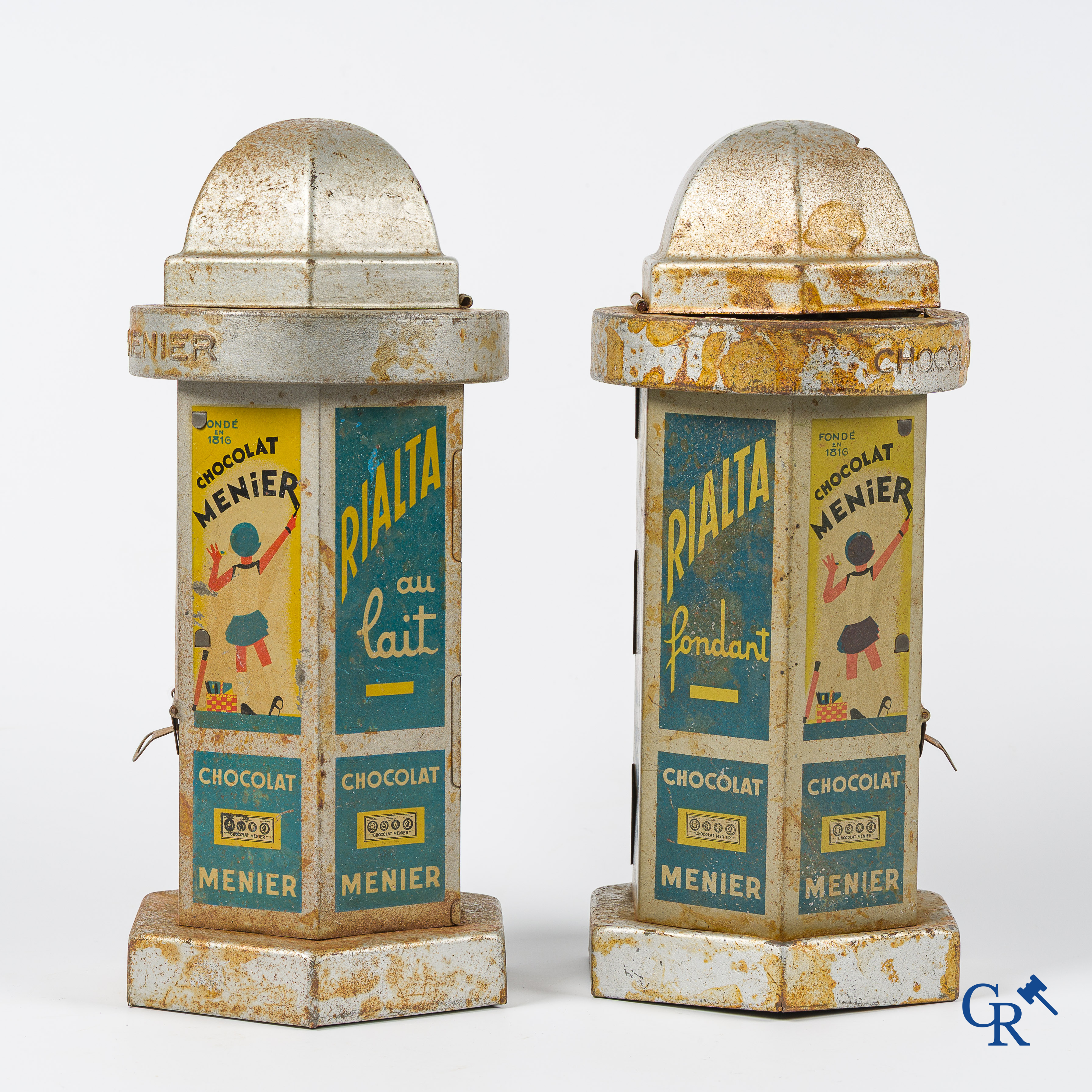 Chocolat Menier. 2 kioskvormige spaarpotten of automaten voor chocoladerepen van Menier. Jaren '30-'40.