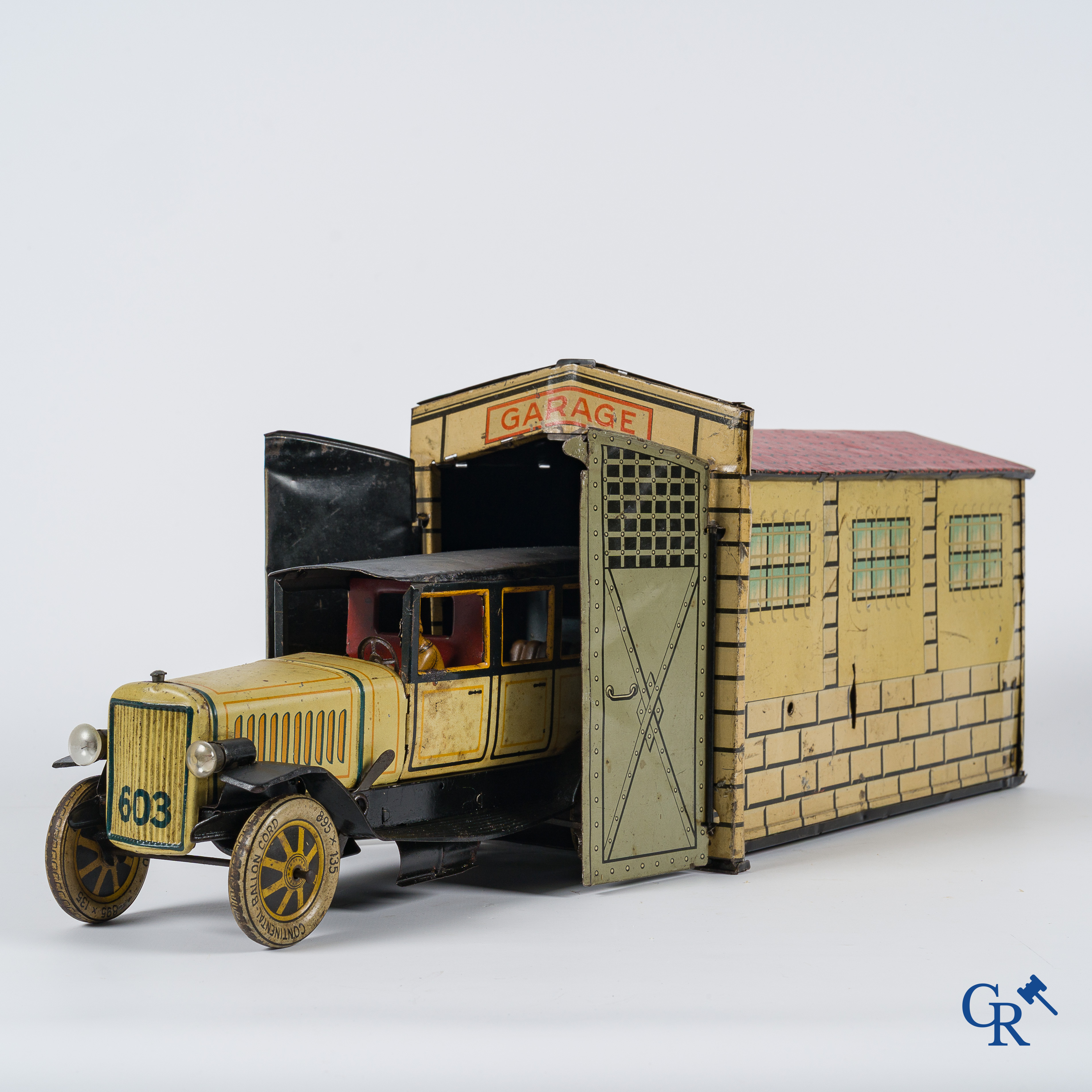 Oud speelgoed. Distler, Duitsland. Limousine met bijhorende garage. Metaal met opwindmechanisme. Jaren '20-'30.