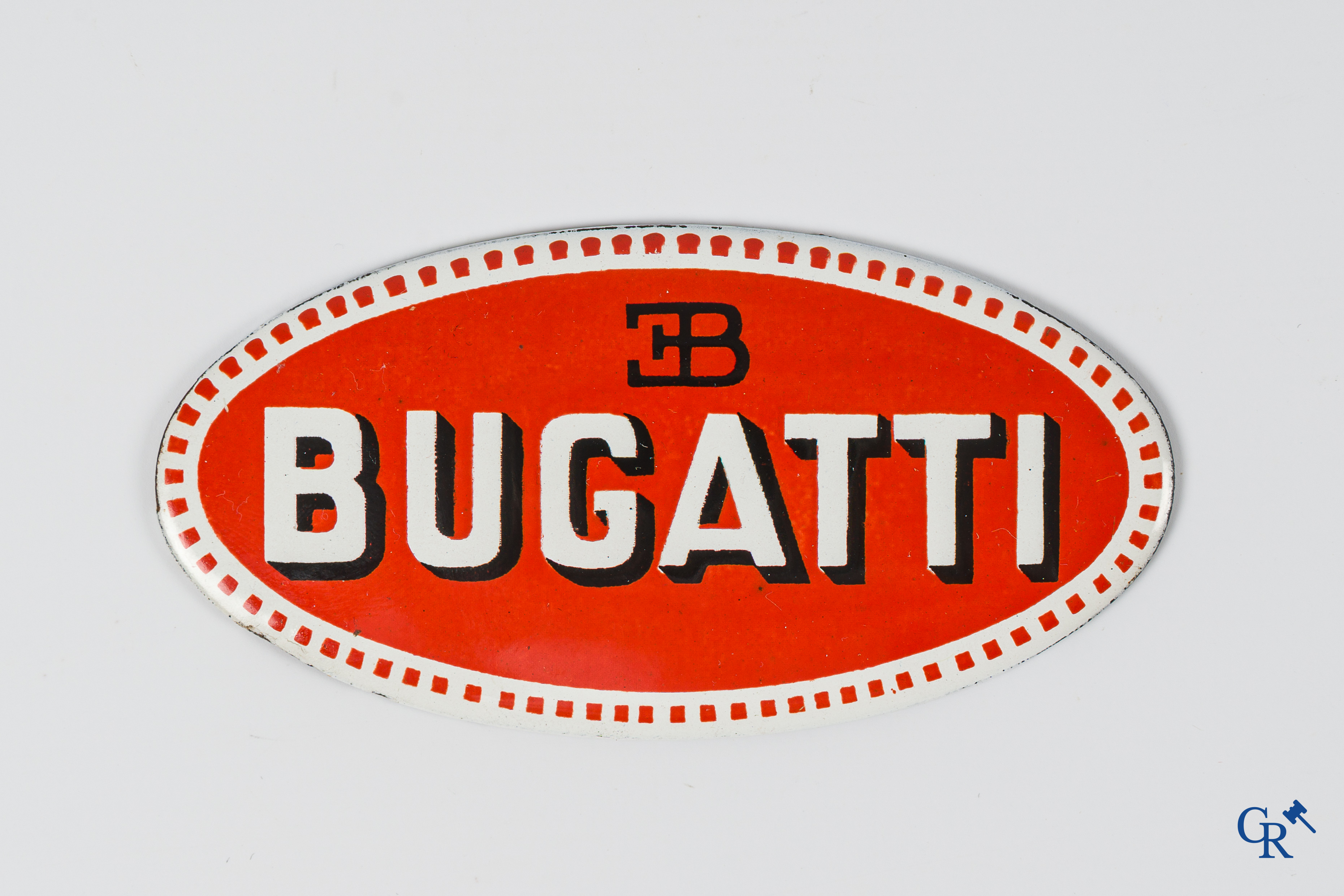 Automobilia. Bugatti "macaron" of grille teken in geëmailleerd metaal en een reeks Bugatti bijeenkomst souvenirs.