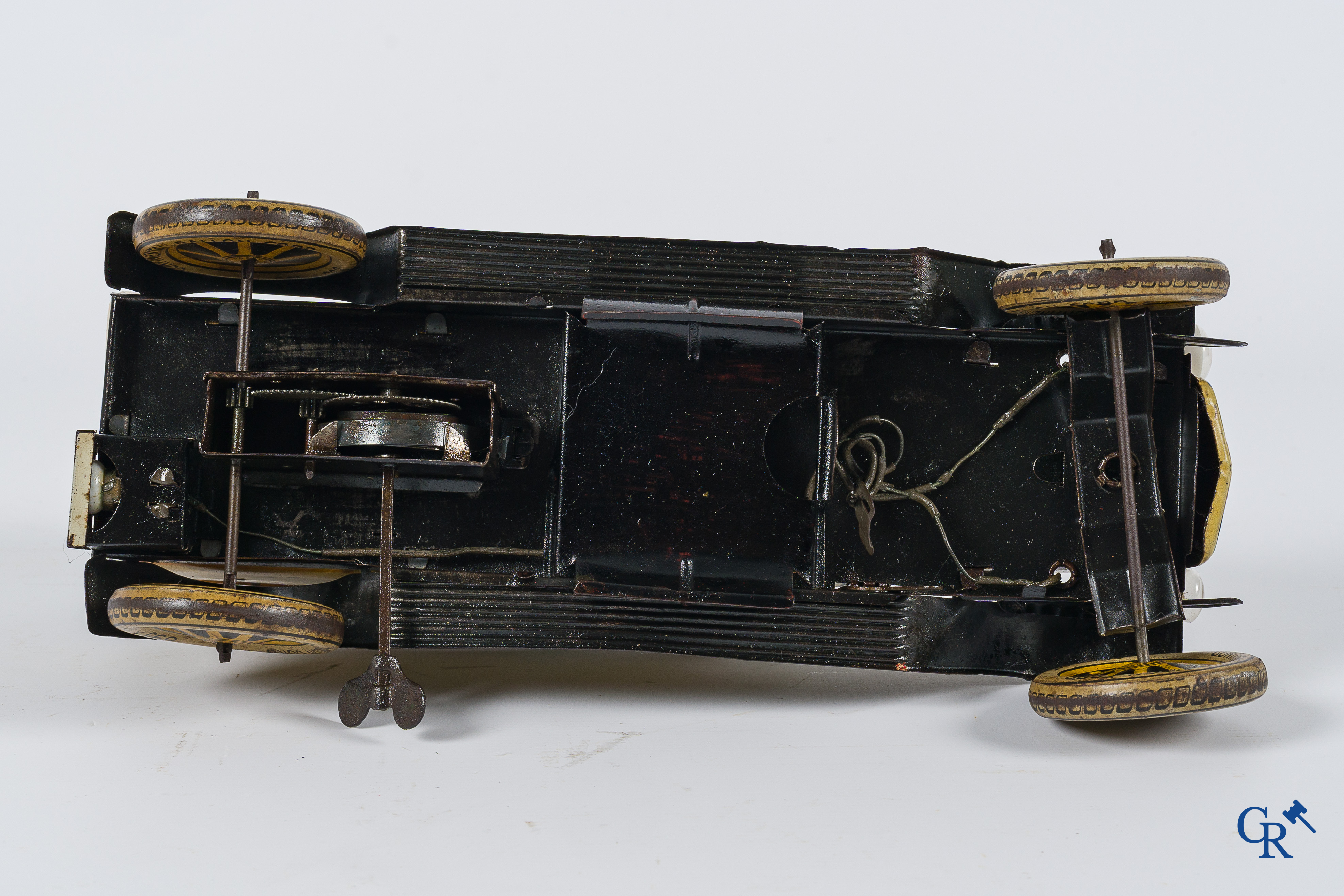 Oud speelgoed. Distler, Duitsland. Limousine met bijhorende garage. Metaal met opwindmechanisme. Jaren '20-'30.