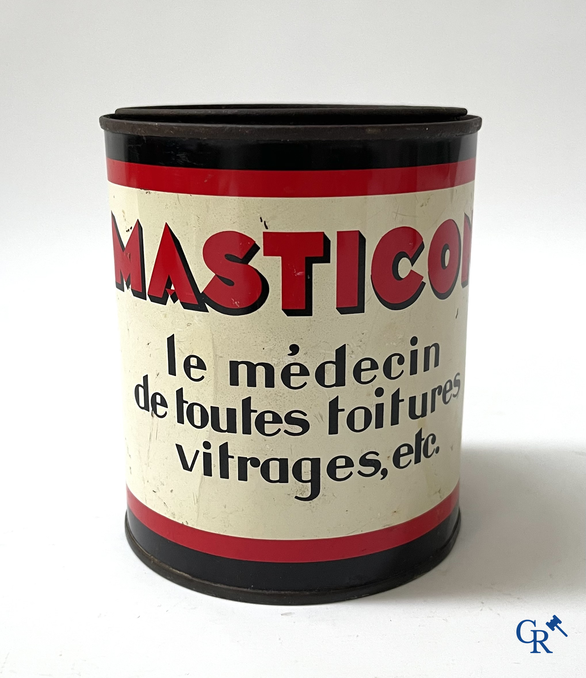 Automobilia. Groot lot olieblikken en andere i.v.m. fietsen, bougies, oliën en andere. Jaren '40-'50-'60.
