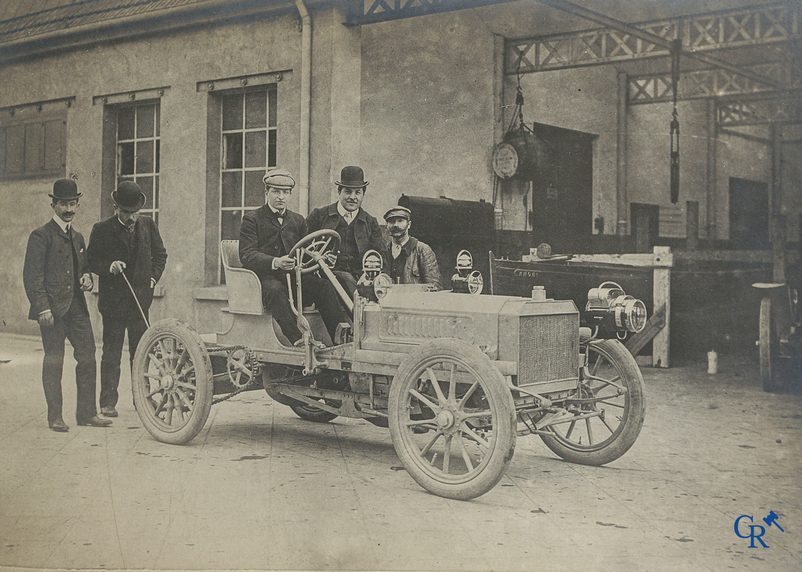 Automobilia. Fotografie, Uitzonderlijk grote foto van een race auto. Circa 1902-1910.